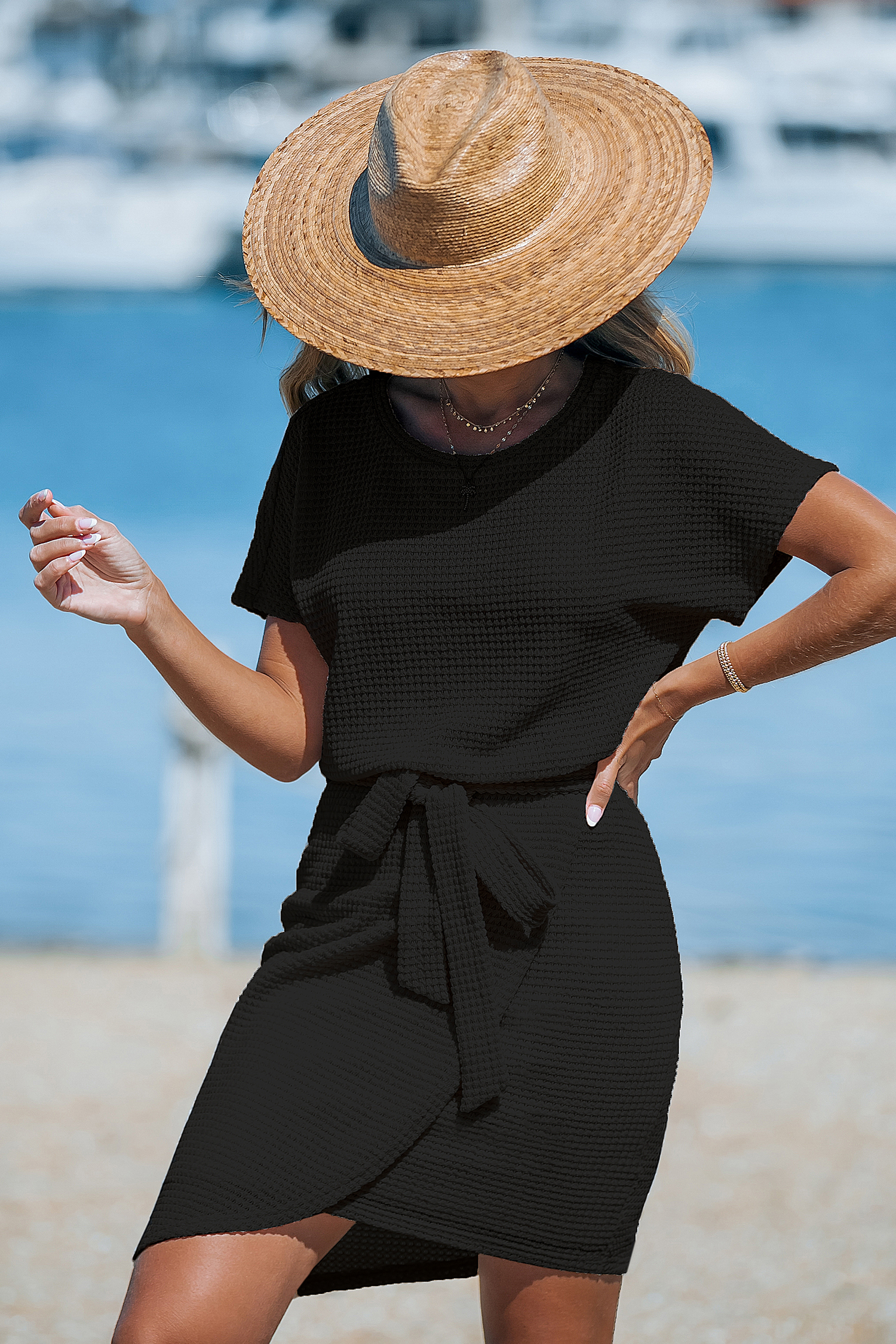 Robe mini à manches courtes et col rond noire