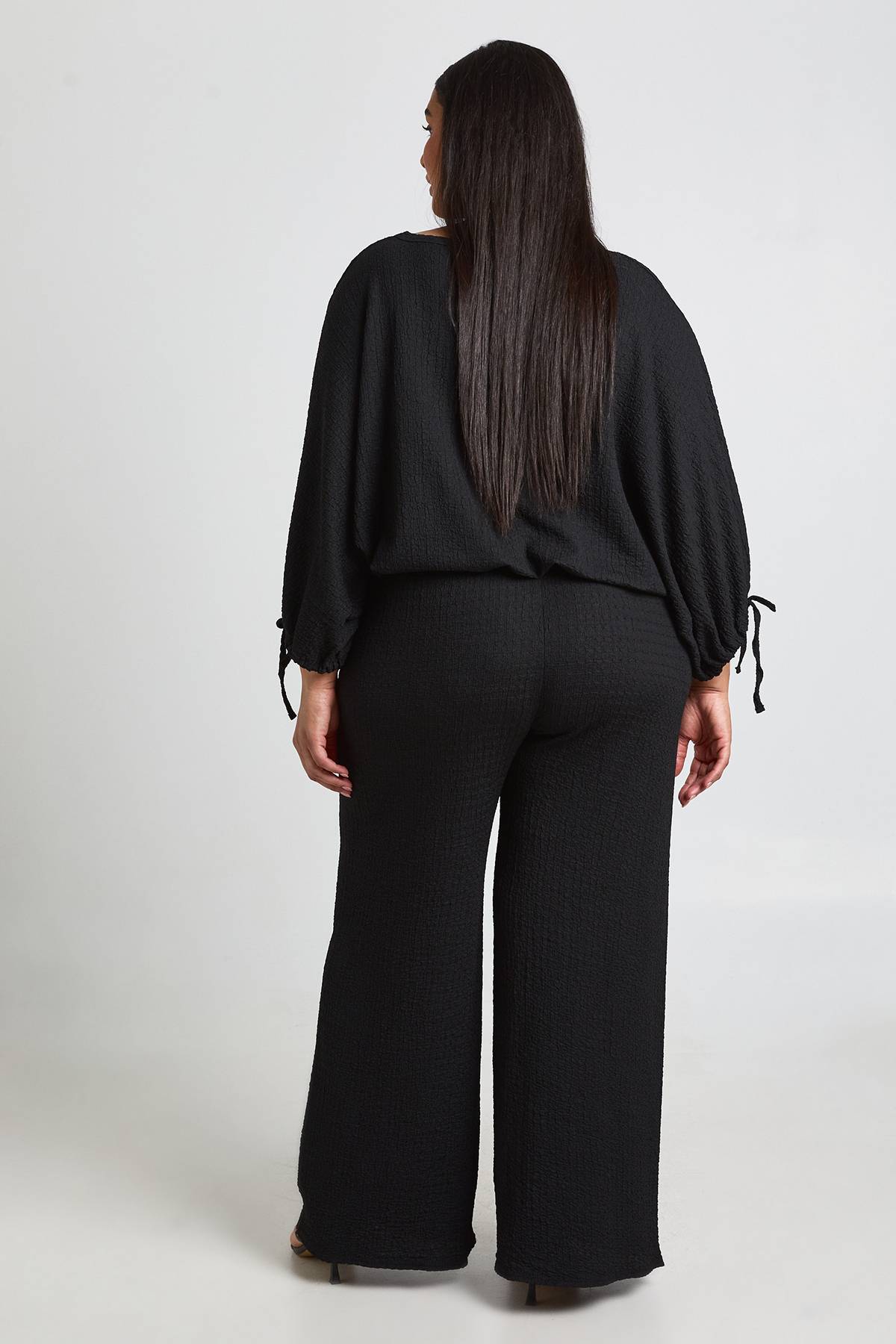 boohoo Ensemble Grande Taille Haut Texturé À Manches Froncées Et Ourlet Ballon Avec Pantalon Large