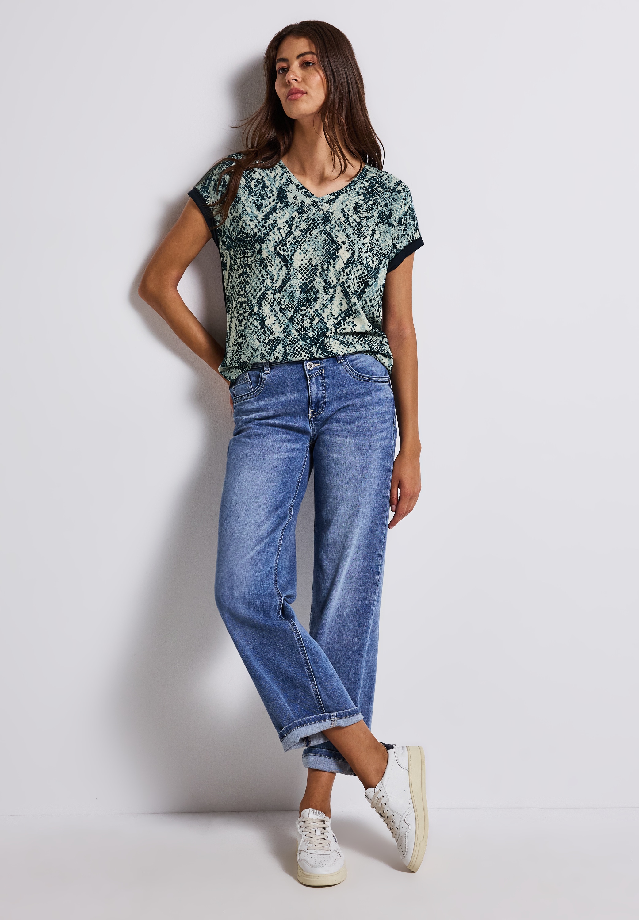 STREET ONE Shirttop , mit gemusterter Front aus Viskose und V-Ausschnitt