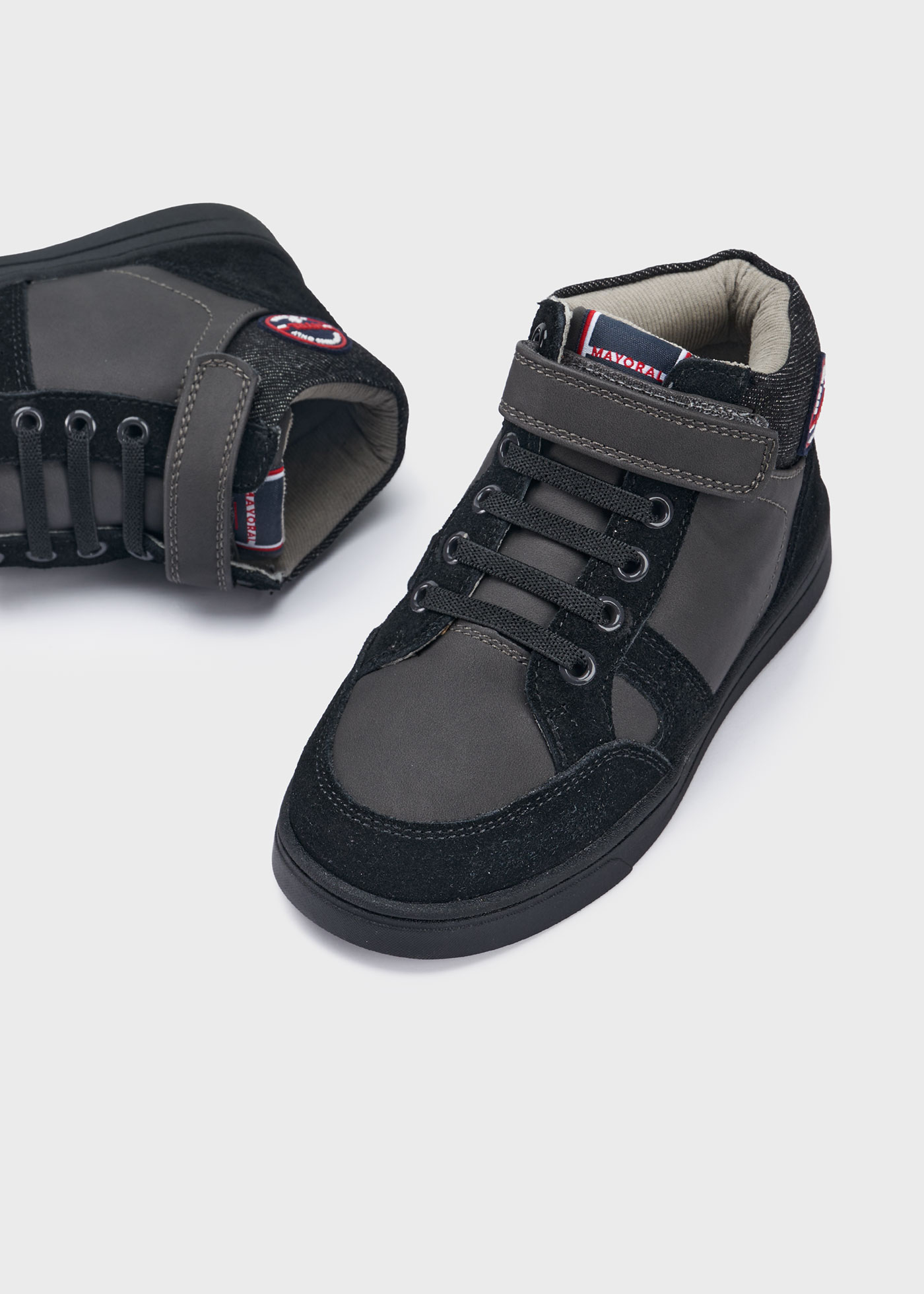 Bota esportiva de couro sustentável para meninos