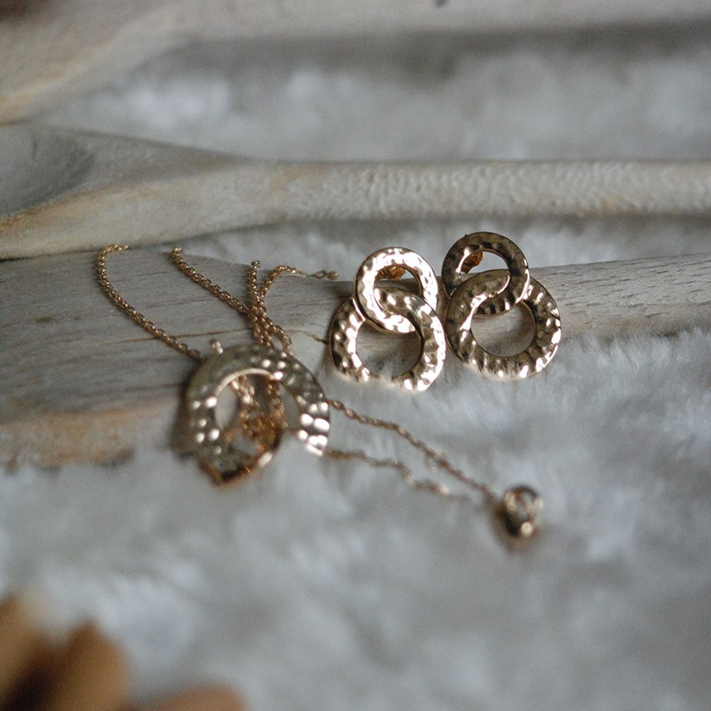 Boucles d'oreilles pendantes martelées MATHILDA - Bijoux Privés Discovery
