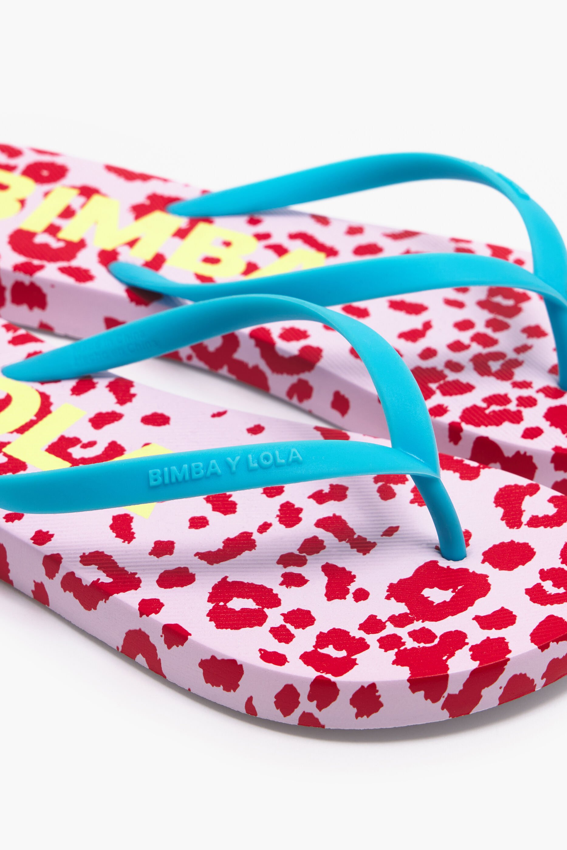 Chinelo de dedo com estampa de leopardo vermelho