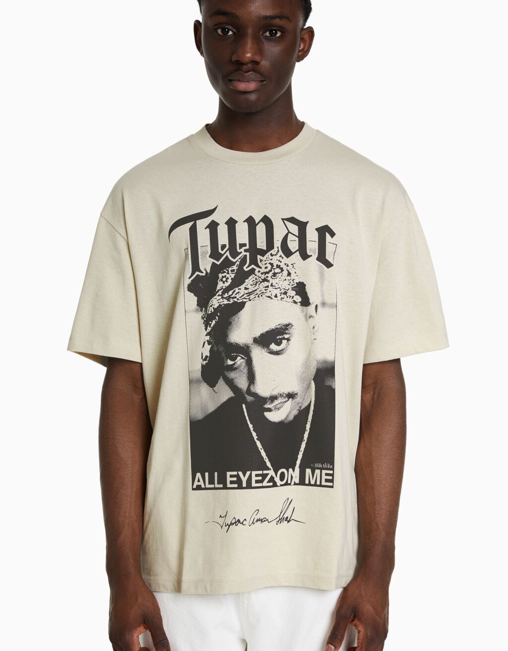 Camiseta de manga curta com estampa do Tupac e modelagem quadrada.