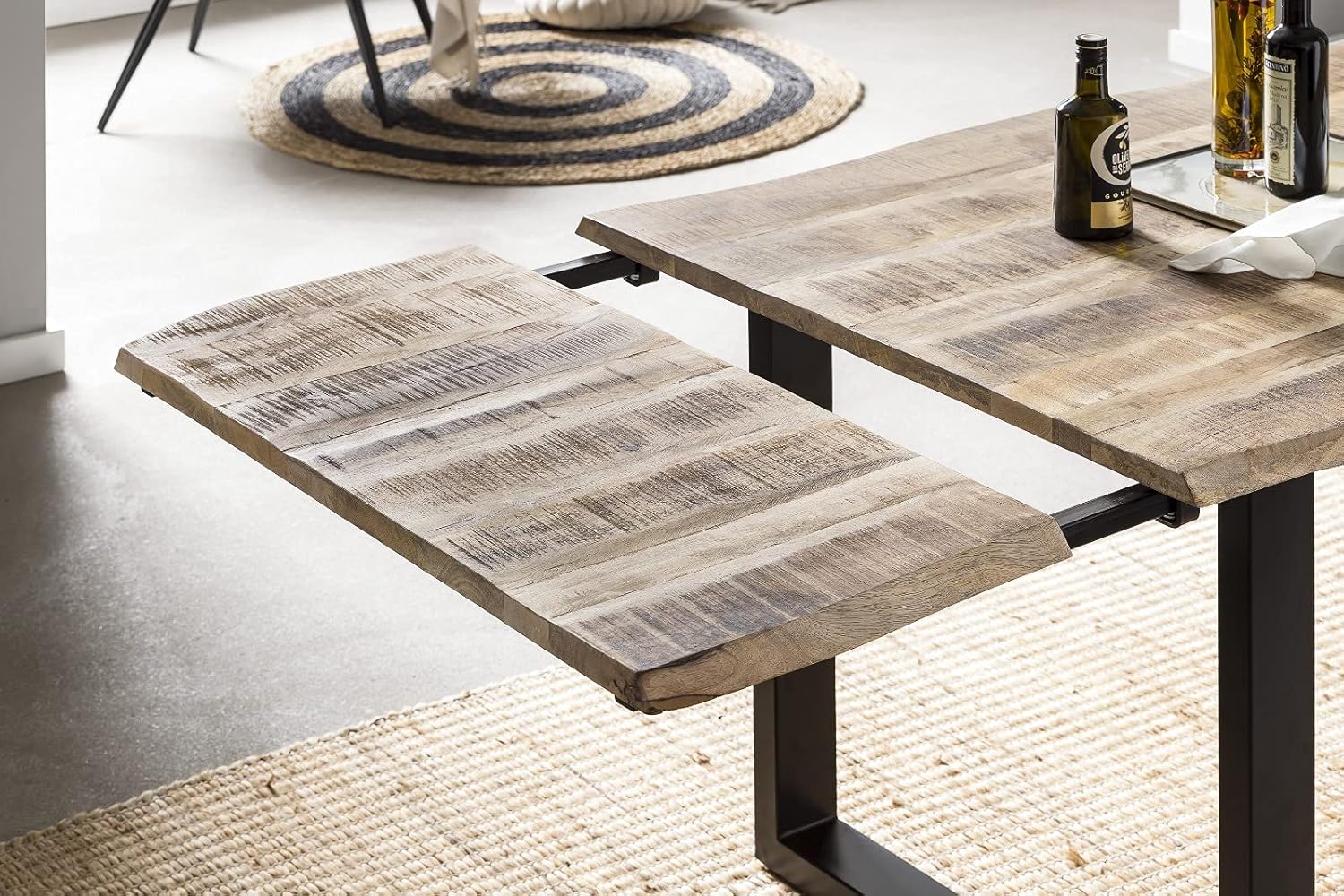 SAM Baumkantentisch 200 (300) x 100 cm Noar, Mangoholz massiv, lackiert & naturfarben, Esstisch mit U-Metallgestell in Mattschwarz, echte Baumkante, inkl. 2 Ansteckplatten