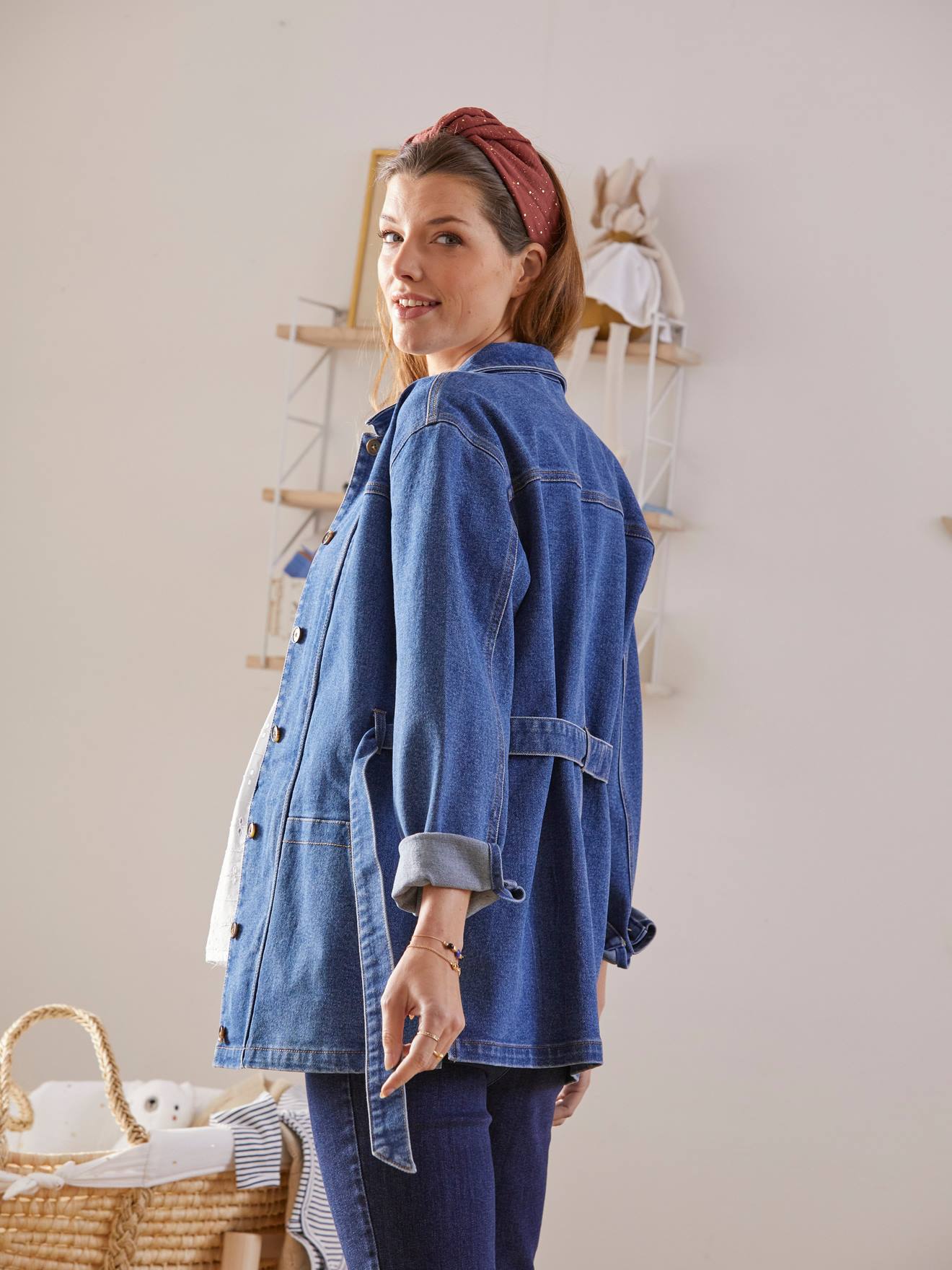 Jaqueta jeans lisa azul-escura, adequada para gestantes e para o período pós-parto.