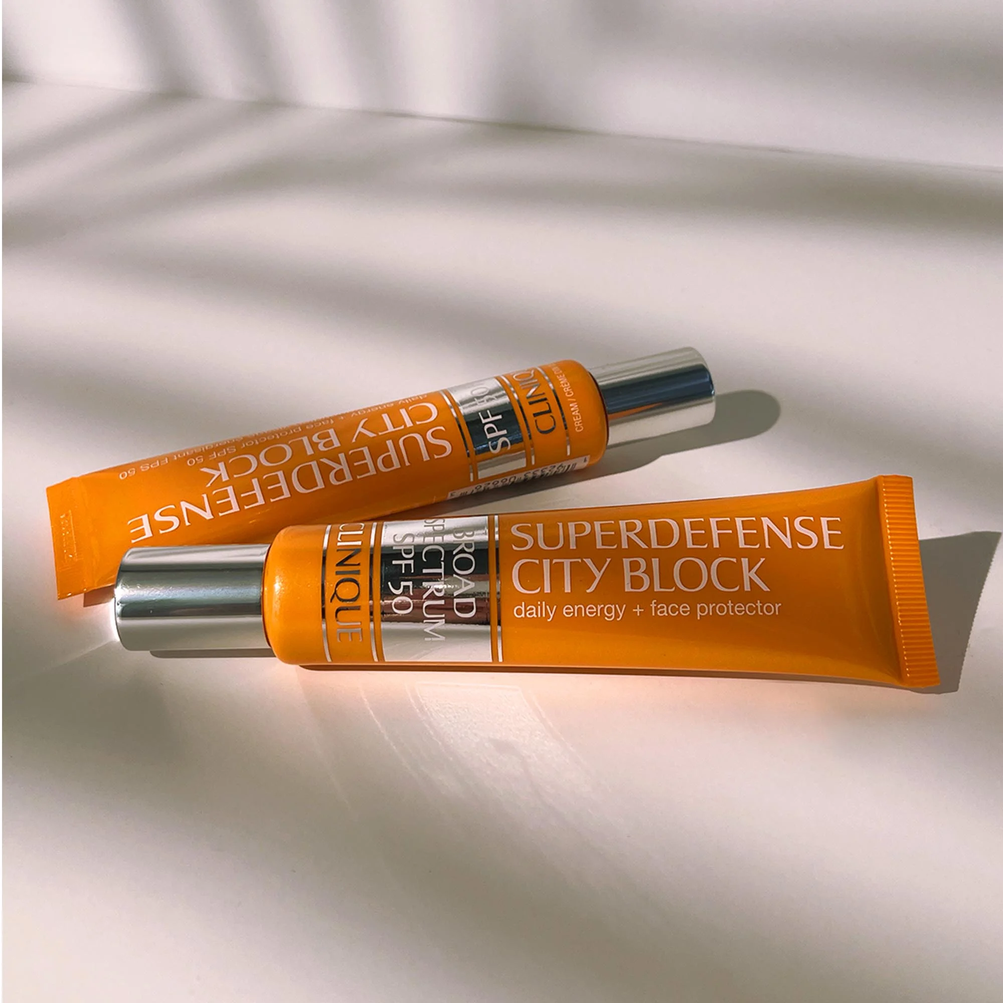 Superdefense City Block SPF 50 - Protecteur Quotidien Visage Énergisant SPF 50 |