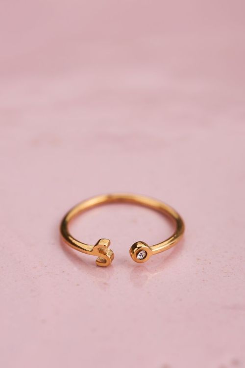 Initial ring met steentje