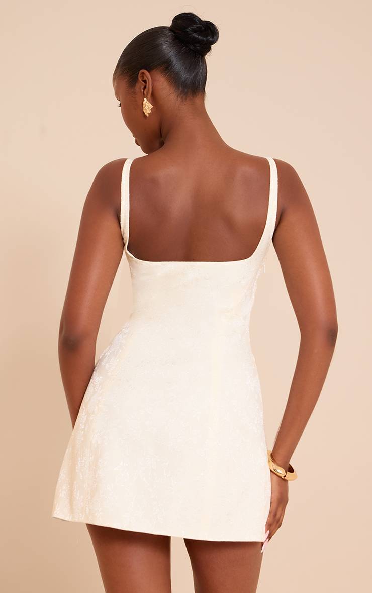 Crème Robe Droite Jacquard À Décolleté Plongeant Avec Fermeture À Agrafes