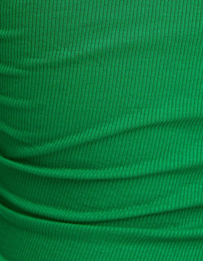 Vestido curto de alças finas com detalhe franzido na lateral