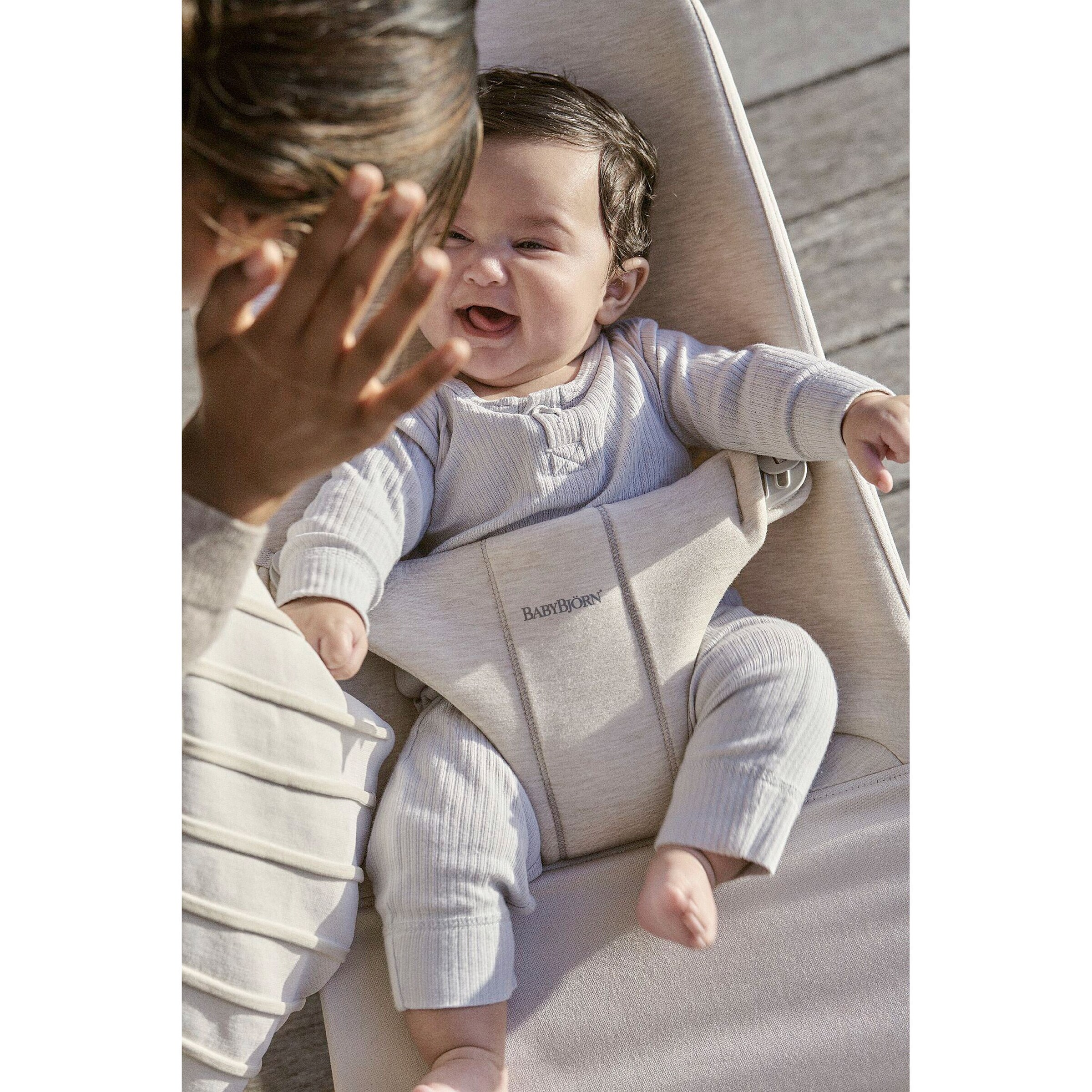 BabyBjörn Bundle Babywippe Bliss 3D Jersey inklusive Spielbogen beige / pastell