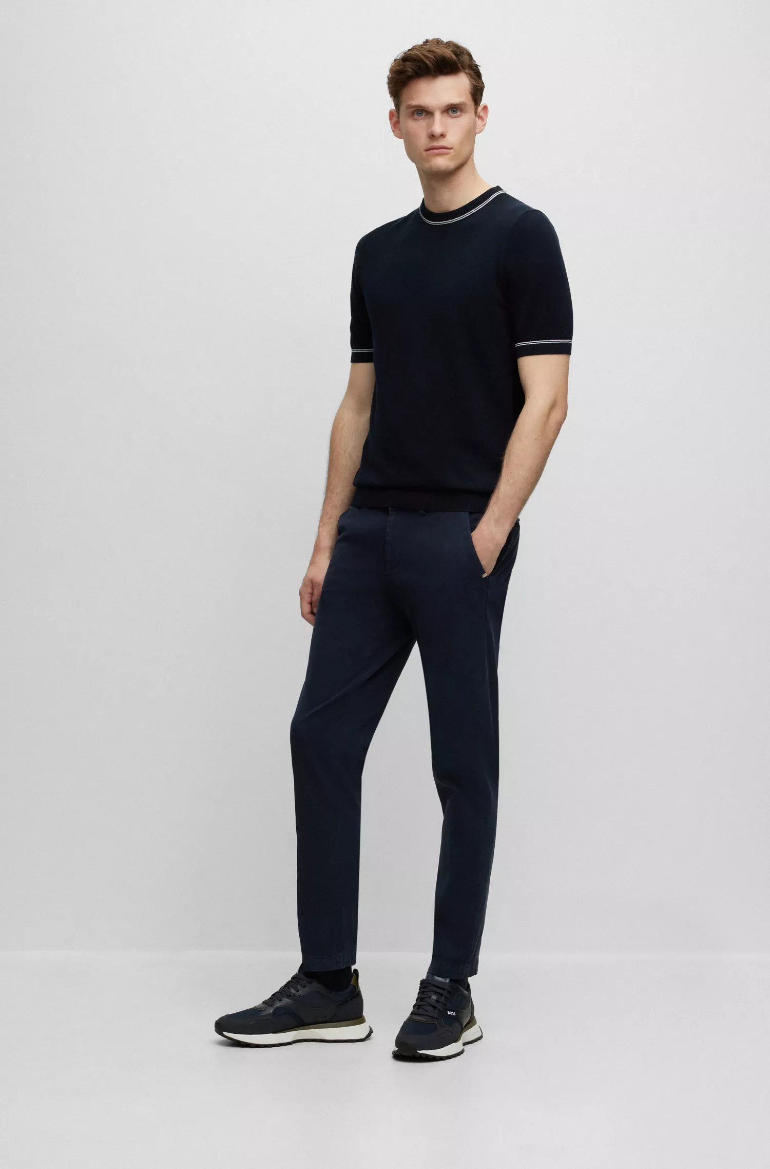 Calça chino BOSS preta, corte slim, em mistura de algodão elástico.