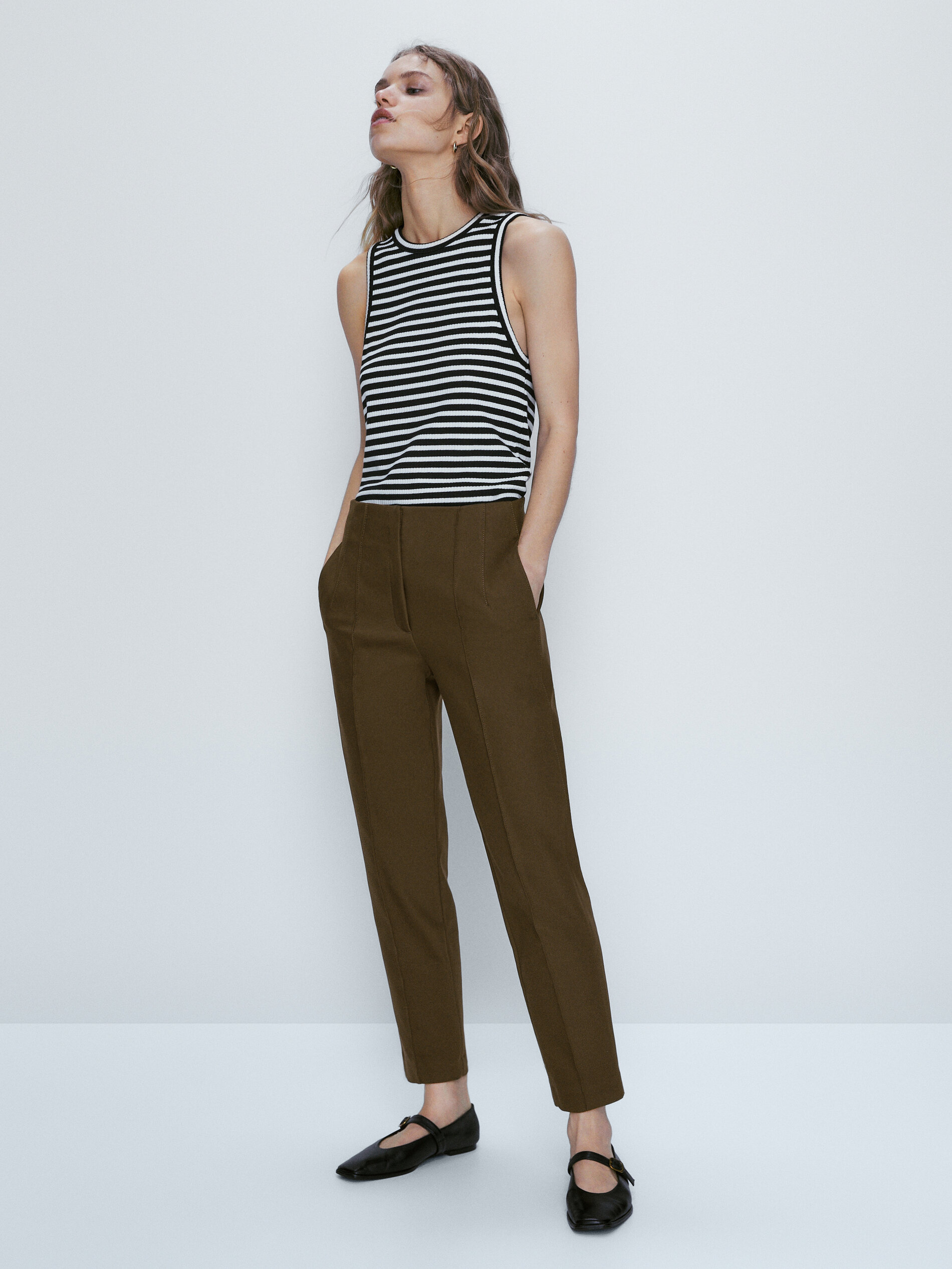 Calça técnica slim fit com pesponto - CÁQUI ESCURO