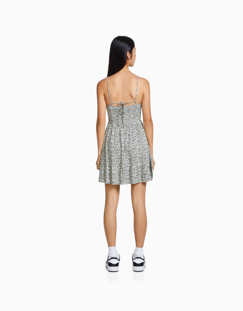 Vestido curto com estampa e decote halter