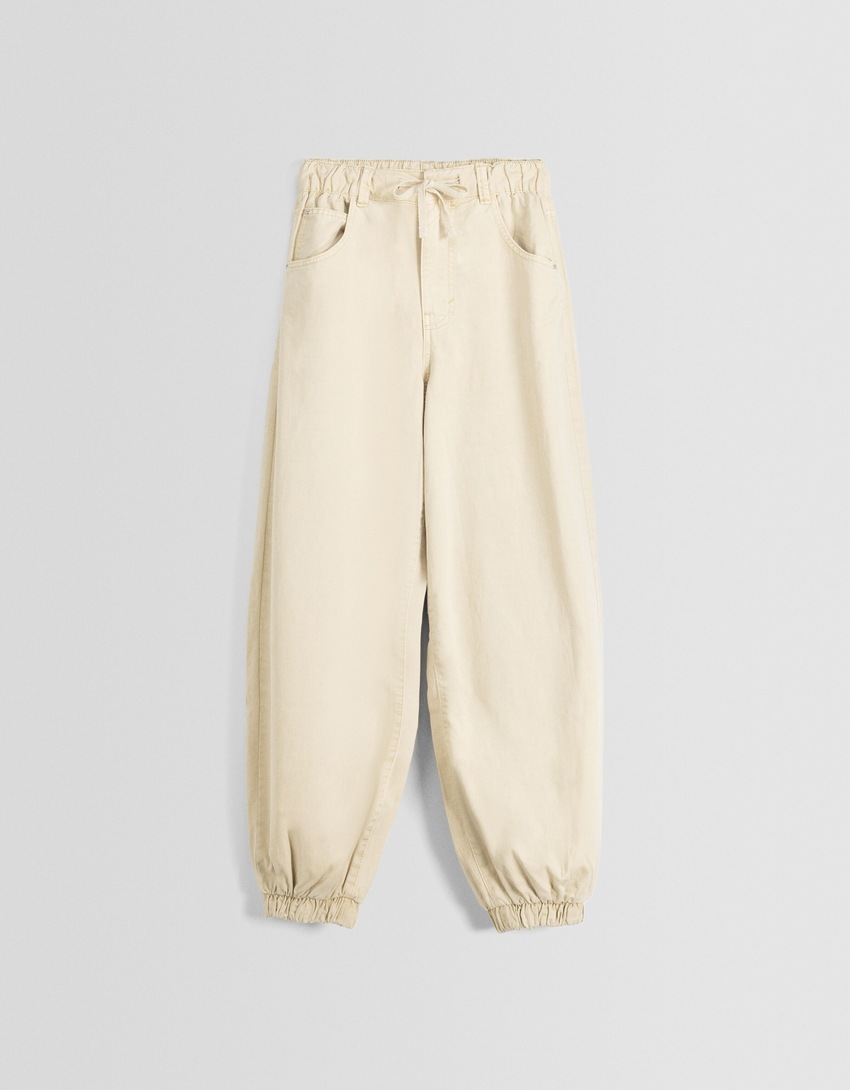 Calça jogger de algodão com cordão.