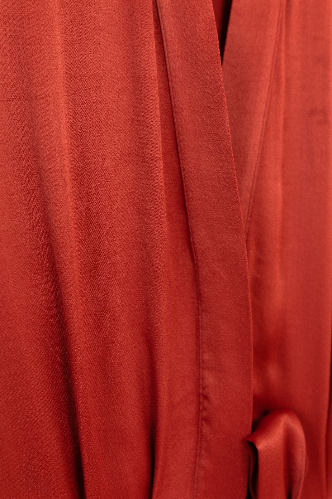 Donkerrode satijnen jumpsuit met open rug detail