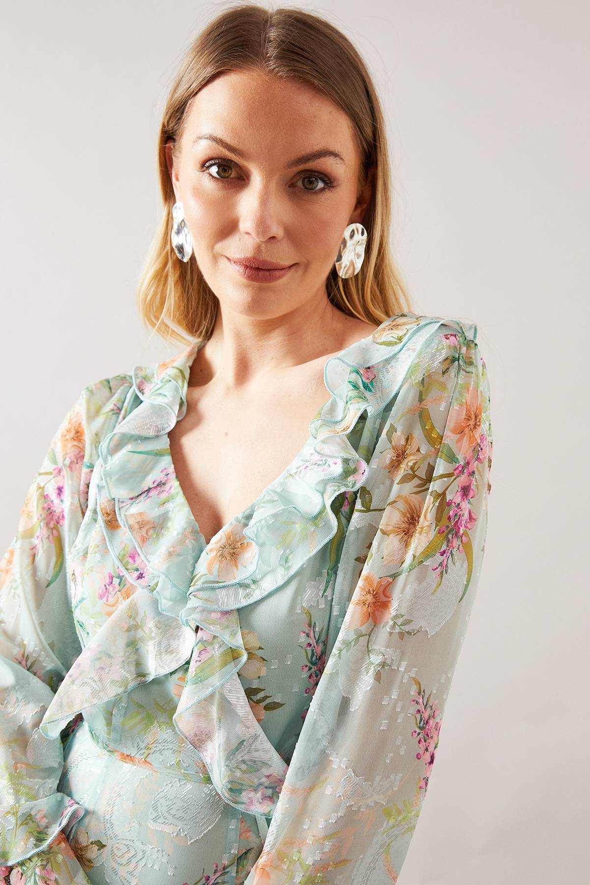 Wallis Robe Midaxi Fleurie à Volants avec Ceinture