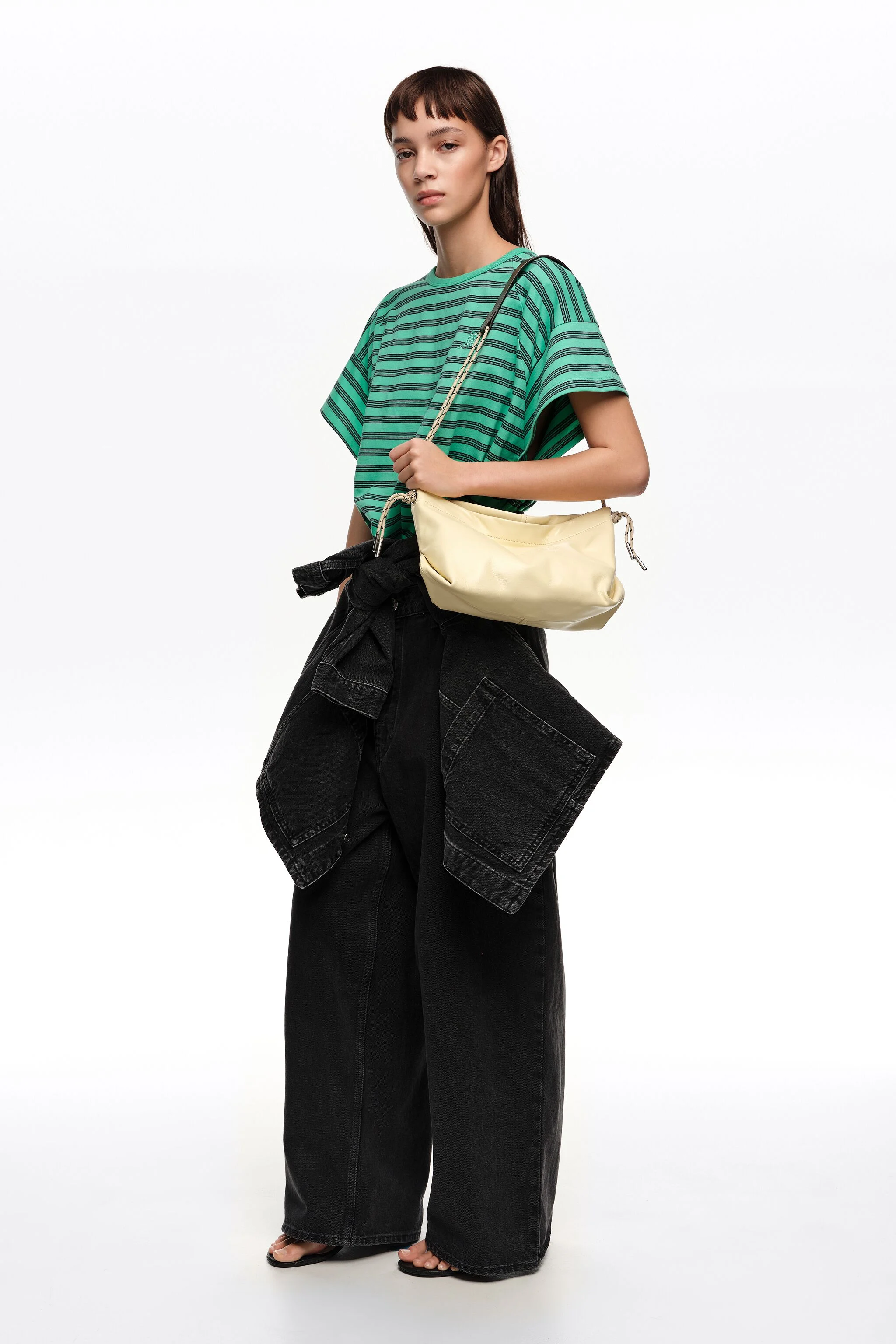 Camiseta cropped listrada verde com logotipo bordado