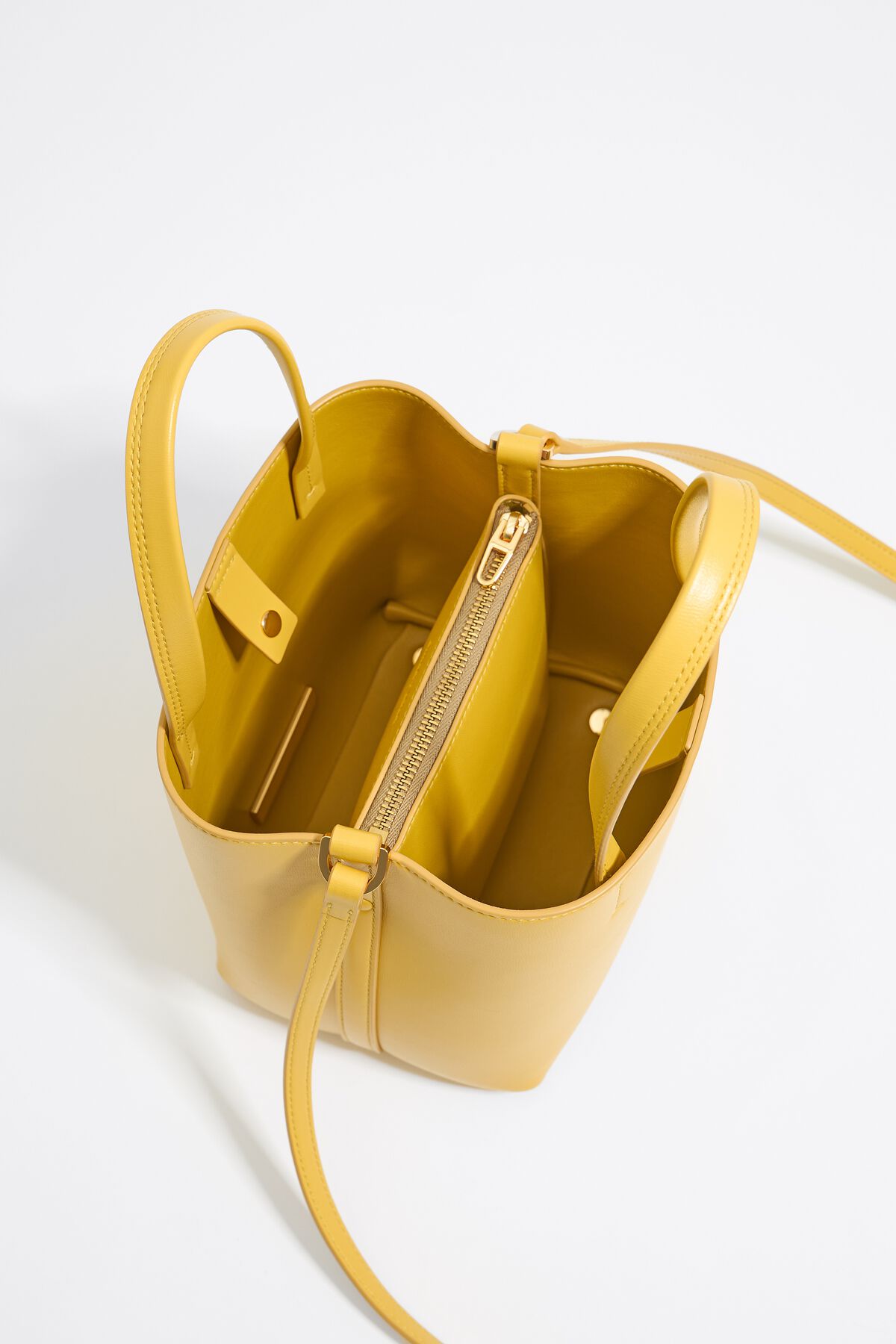Bolsa pequena de couro amarelo com estampa de Chihuahua