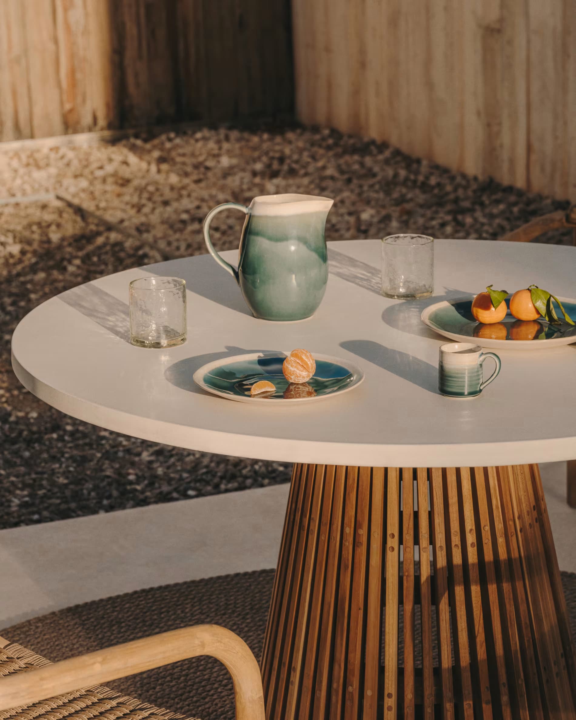 Kave Home Gartentisch ALCAUFAR 120 cm Teak /weiß