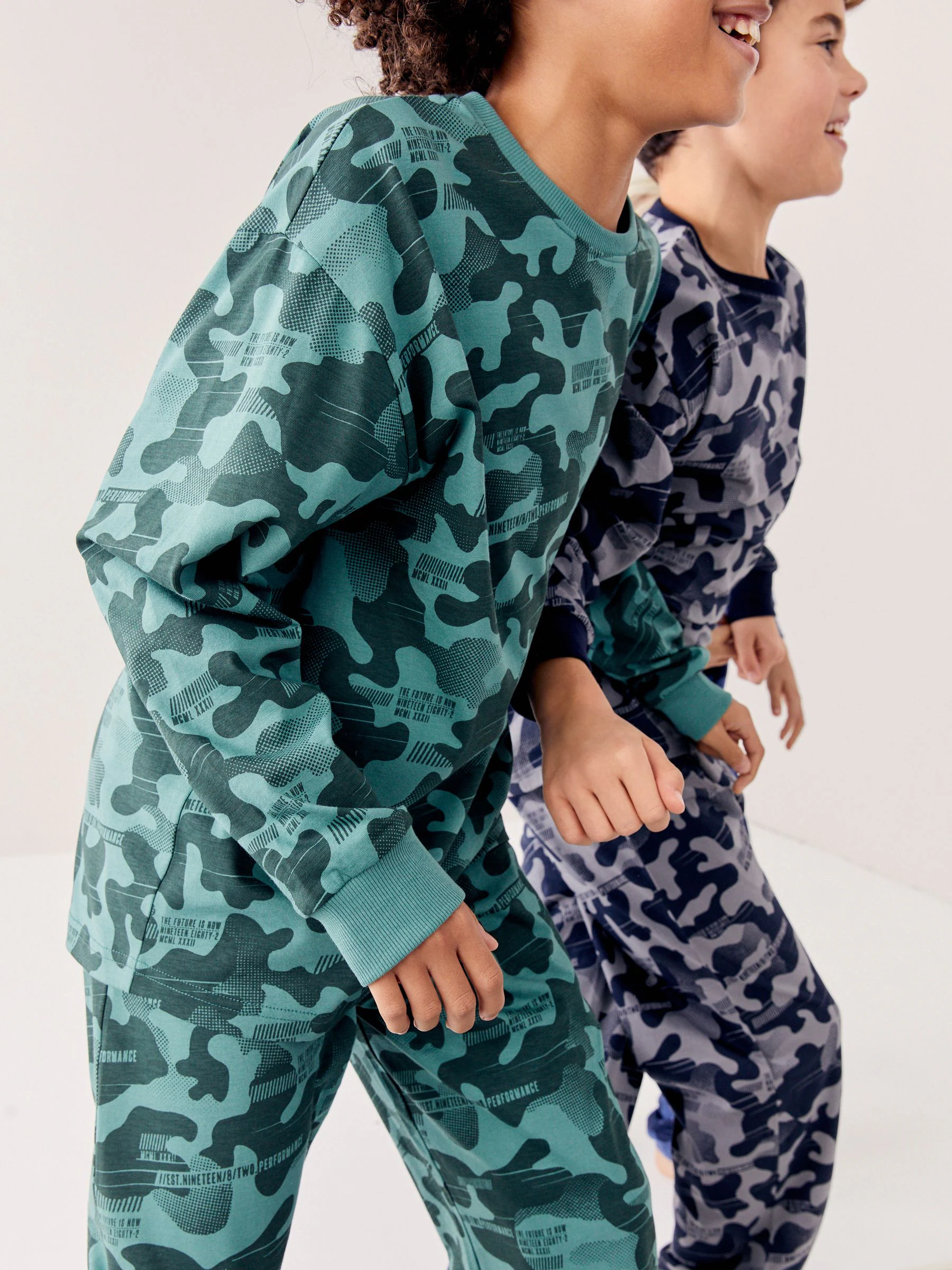 Grijs/blauw/groen camouflage - Verpakking van 3 pyjama's met lange mouwen (3-16 jr)