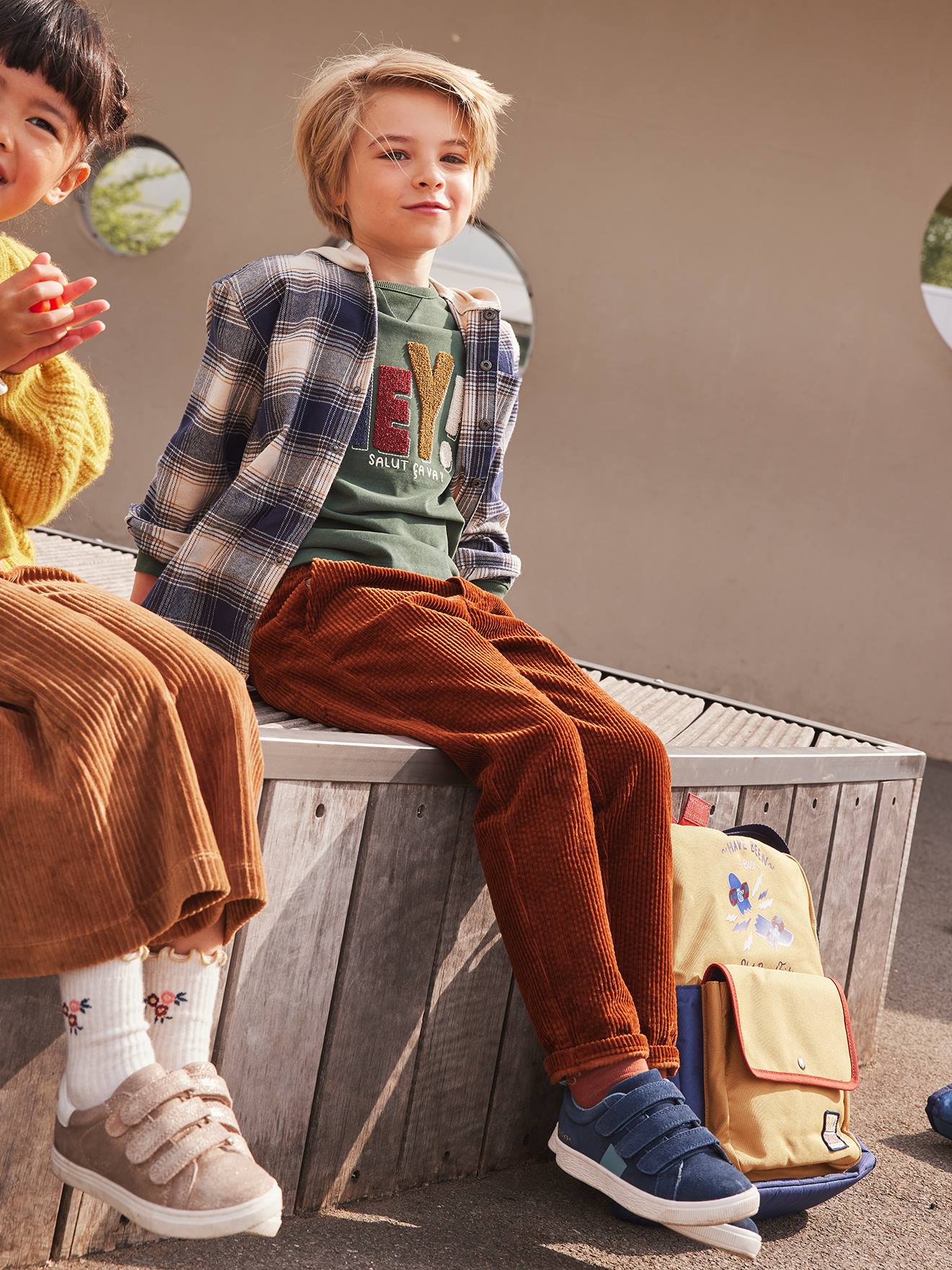 Calças de veludo cotelê sem fecho, para meninos. Marrom médio liso com estampas.