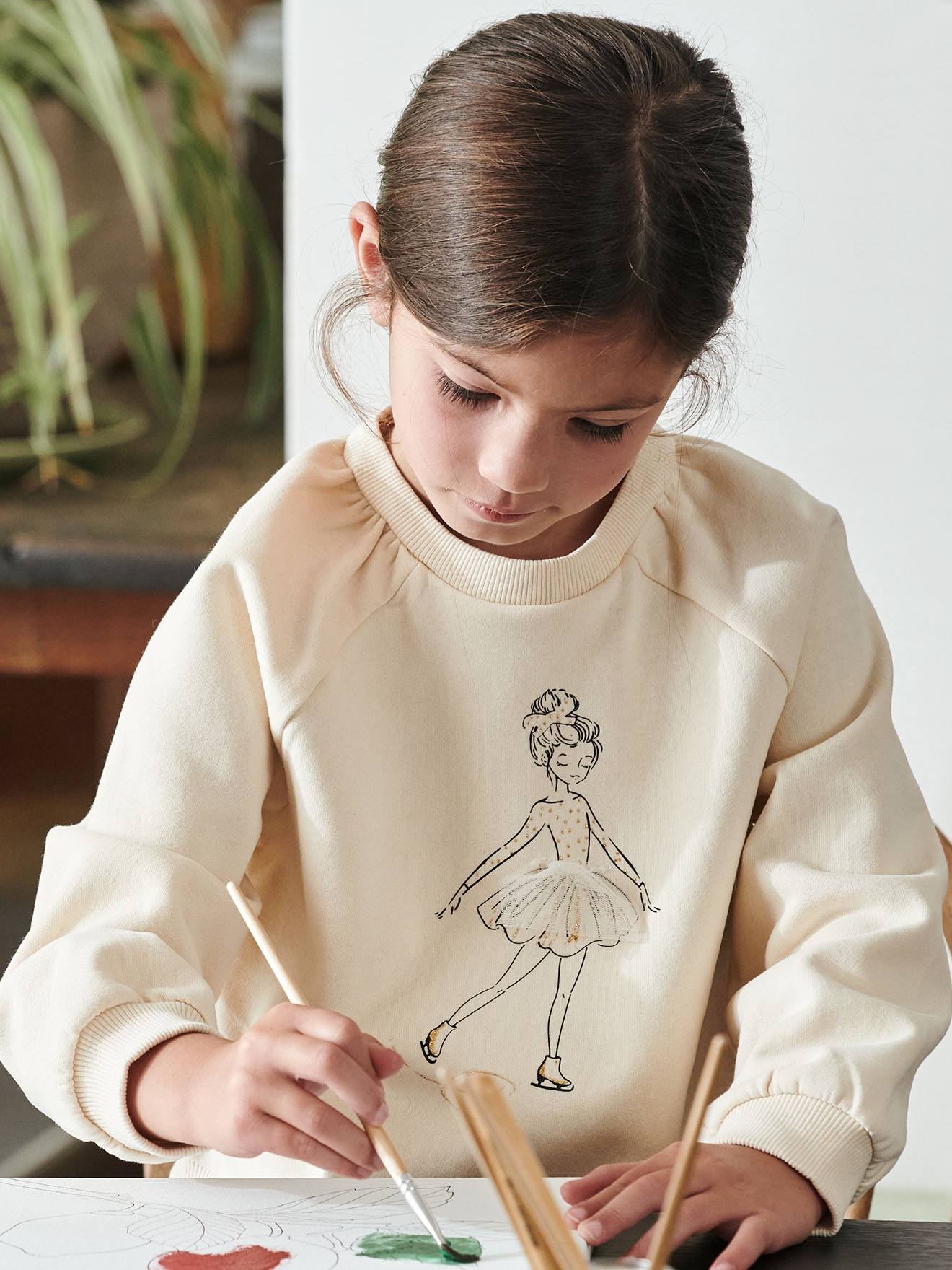 Blusa de moletom feminina com detalhes delicados e mangas franzidas, bege claro liso.