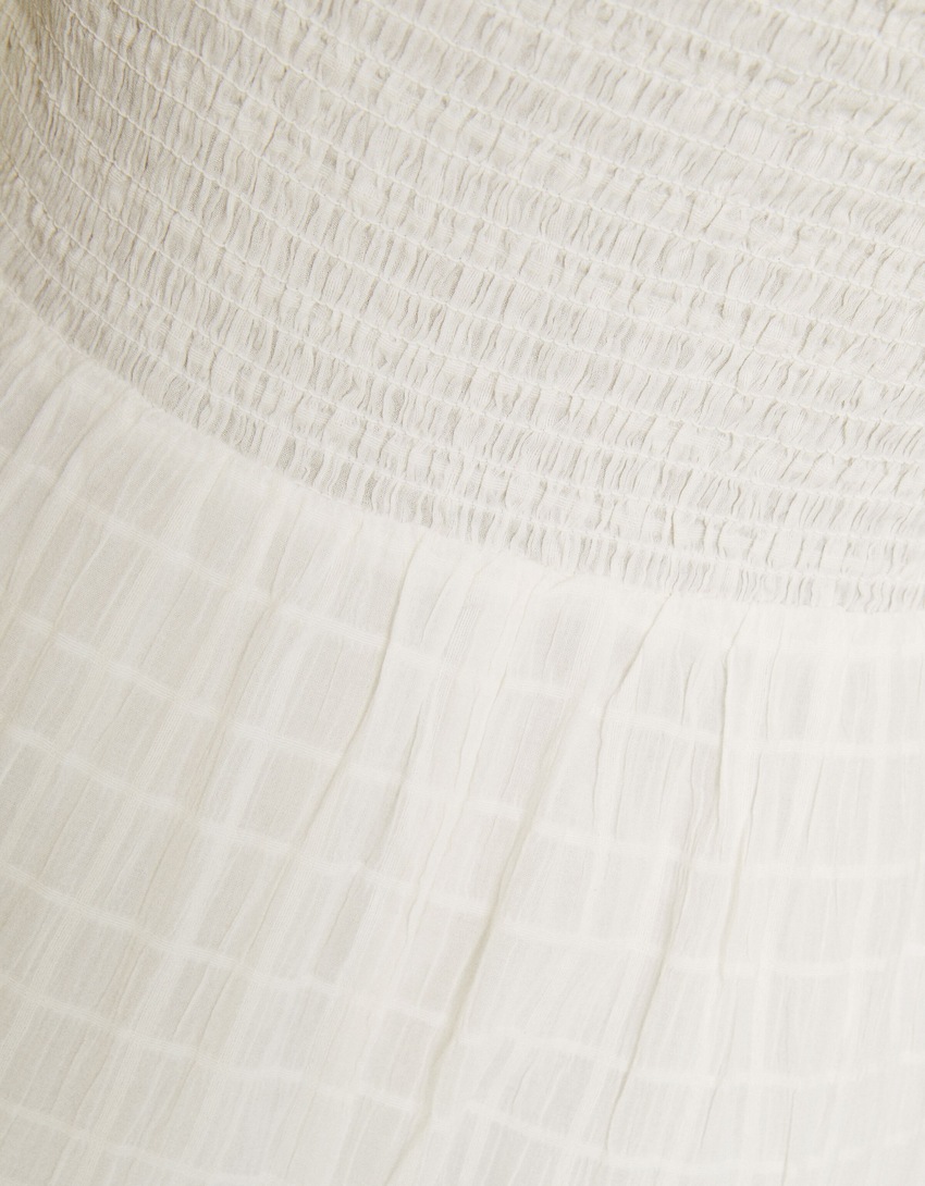 Vestido midi com alças finas, recortes e babados.