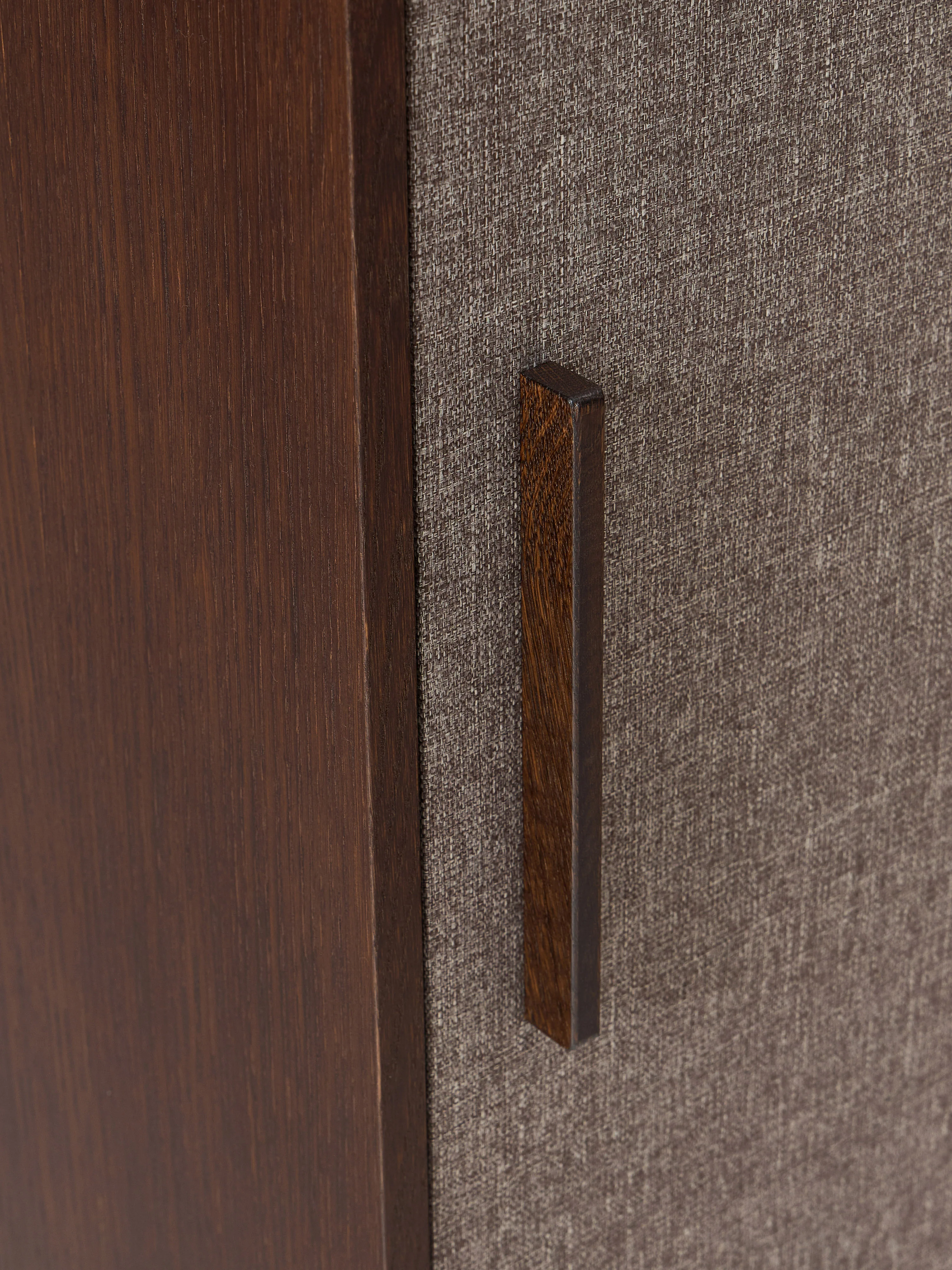 Houten dressoir Wisp met gestoffeerde voorkant