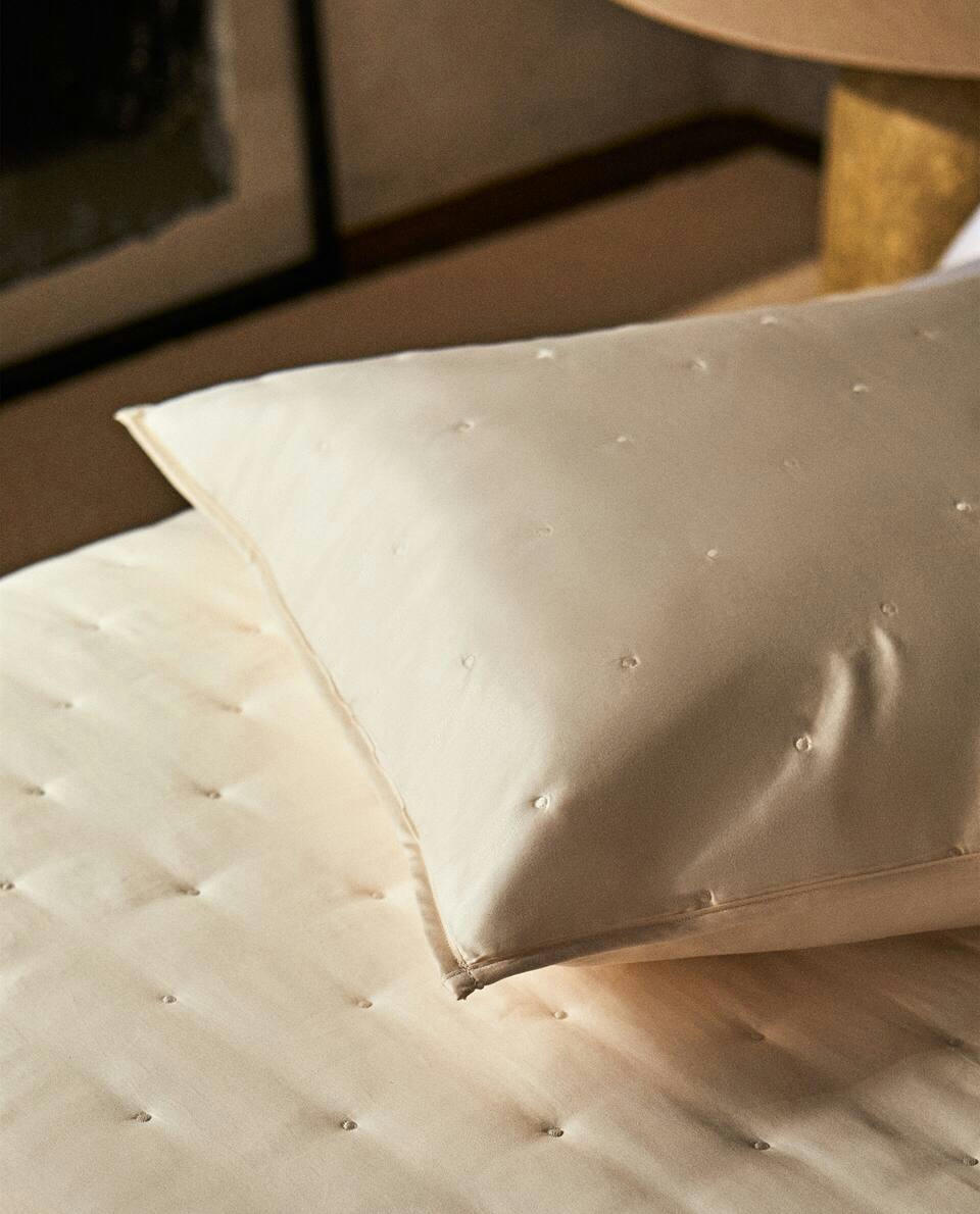 CAPA DE ALMOFADA COM BOLINHAS