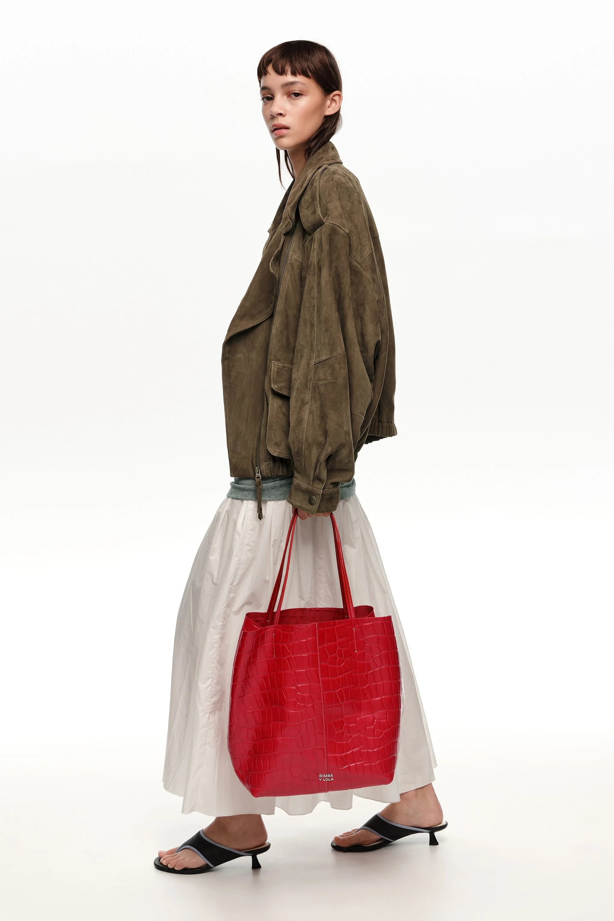 Bolsa grande de compras em couro vermelho com estampa de crocodilo.