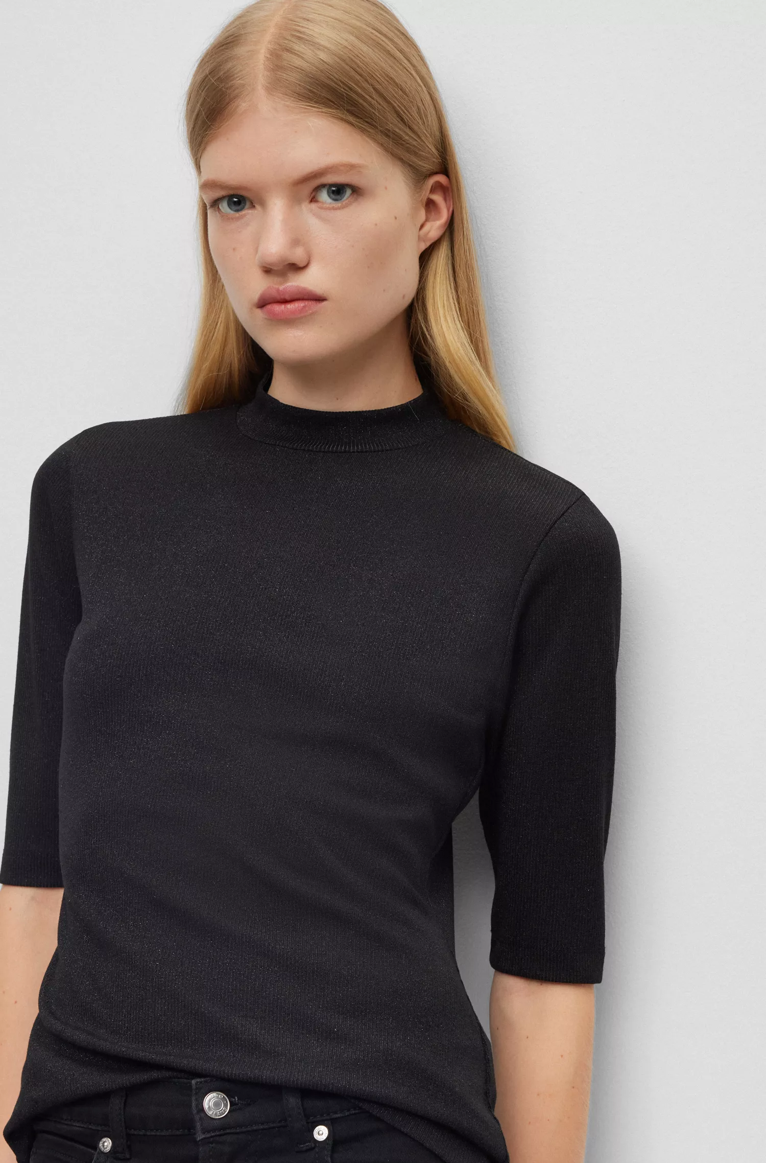 Blusa HUGO vermelha de gola alta em tecido canelado com fibras metalizadas.