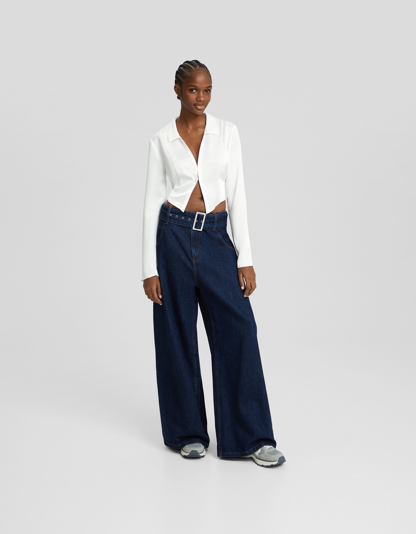 Camisa cropped de cetim com mangas compridas