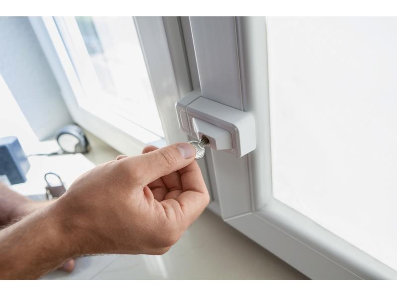 Abus Vorhängeschloss 3010 W vs. EK Weiss Universell einsetzbare Zusatzsicherung
