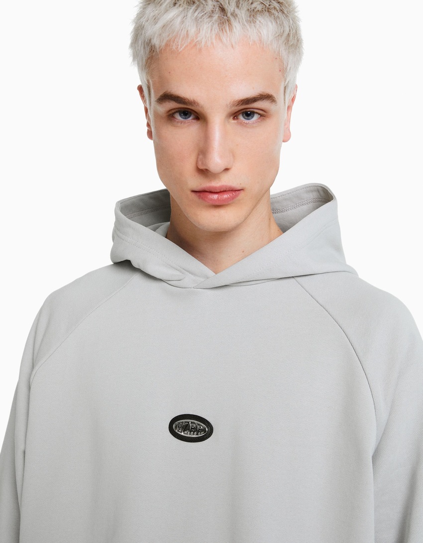 Moletom BERSHKA com participação de BIZARRAP com detalhes