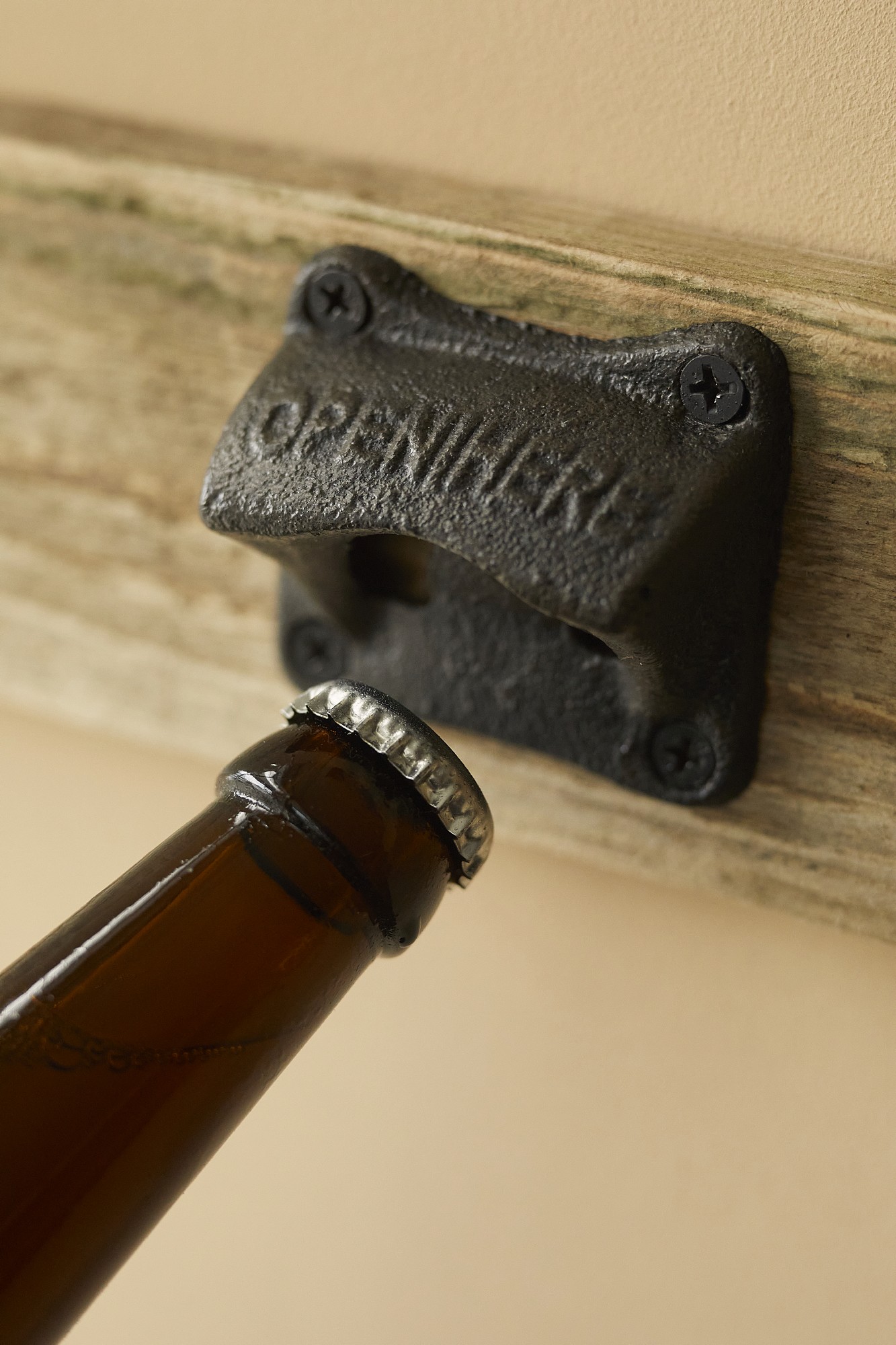 Flaschenöffner 'Open here', antik-braun, T 4 cm, B 6,5 cm, H 6 cm zu 4,00