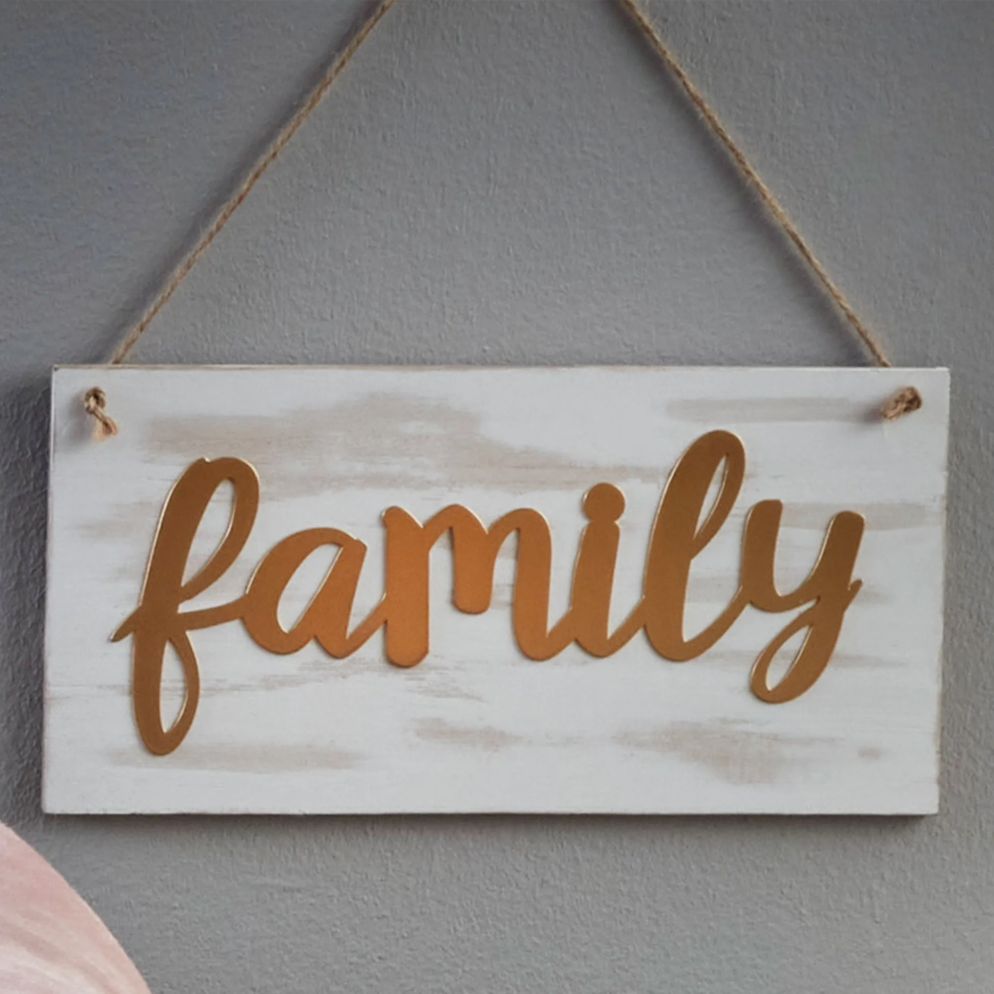 Holzschild mit Metall-Schriftzug 