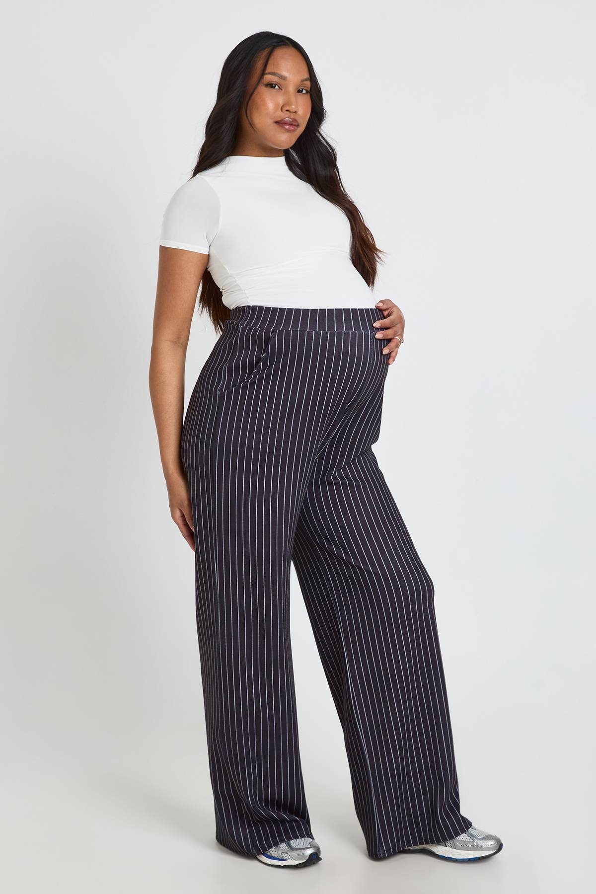 boohoo Pantalon De Maternité Large À Rayures Fines Et Coupe Ajustée