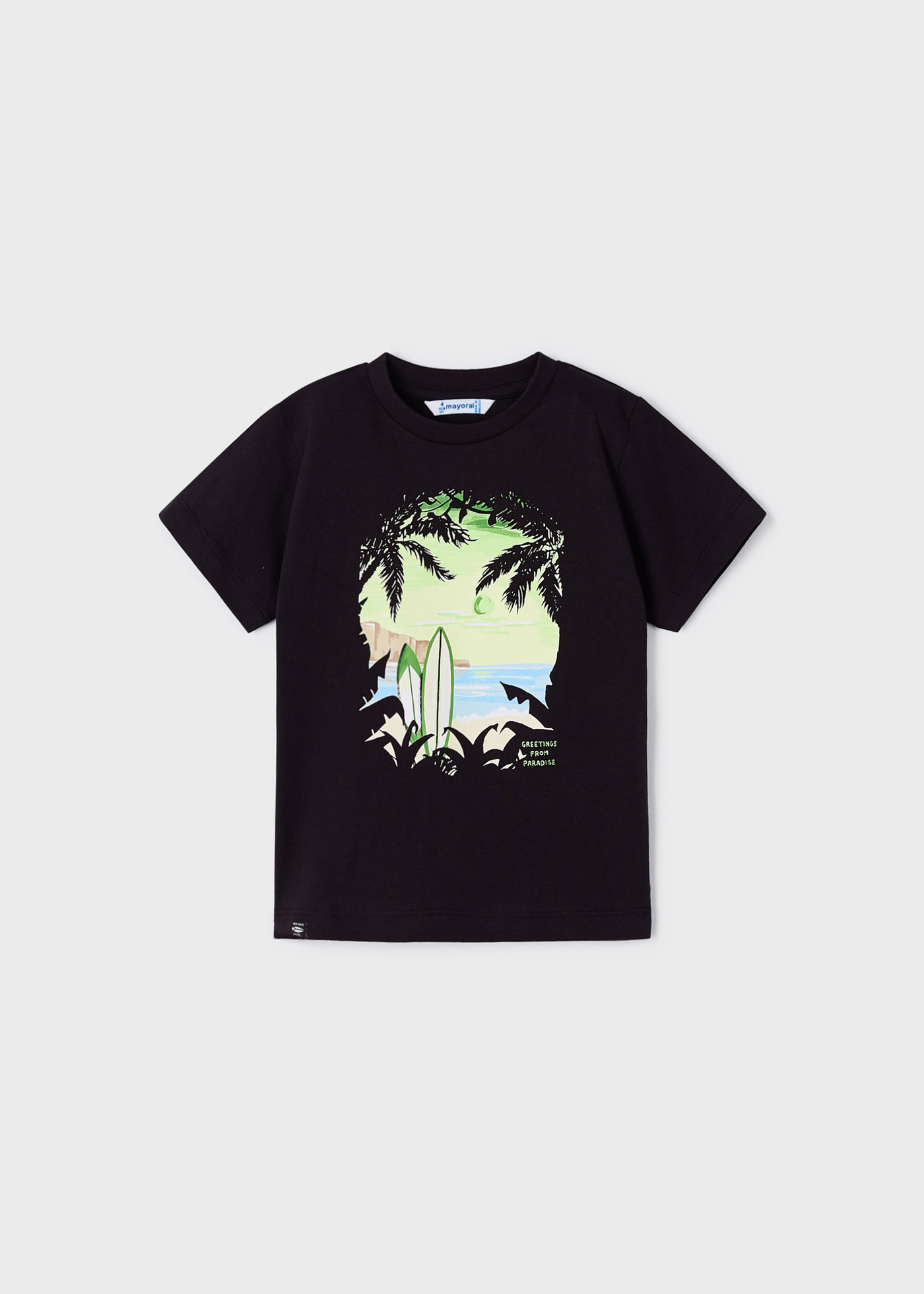 Camiseta infantil masculina em algodão sustentável com estampa.