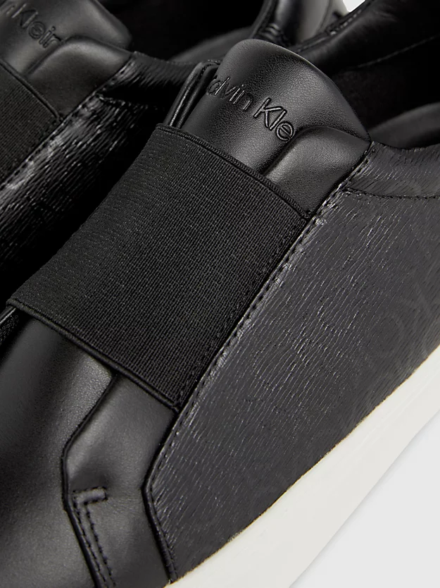Sapatos sem cadarço com logotipo