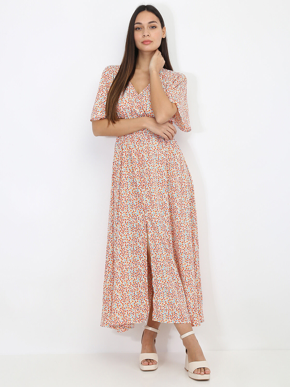 Robe longue fendue à pois et smockée- beige_multicolore