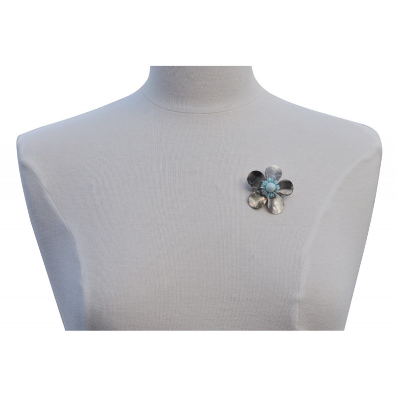 Broche Fleur en Nacre Grise Pépites et Perle de Larimar