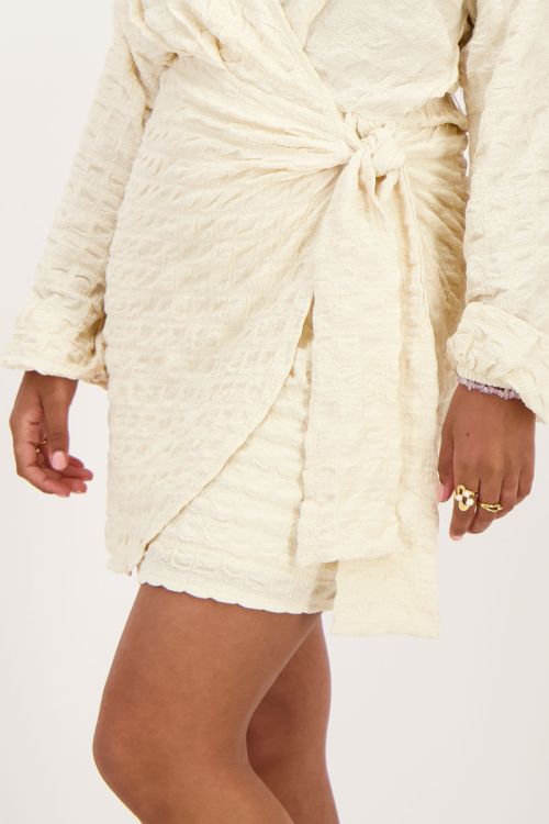 Beige jurk met overslag en structuur