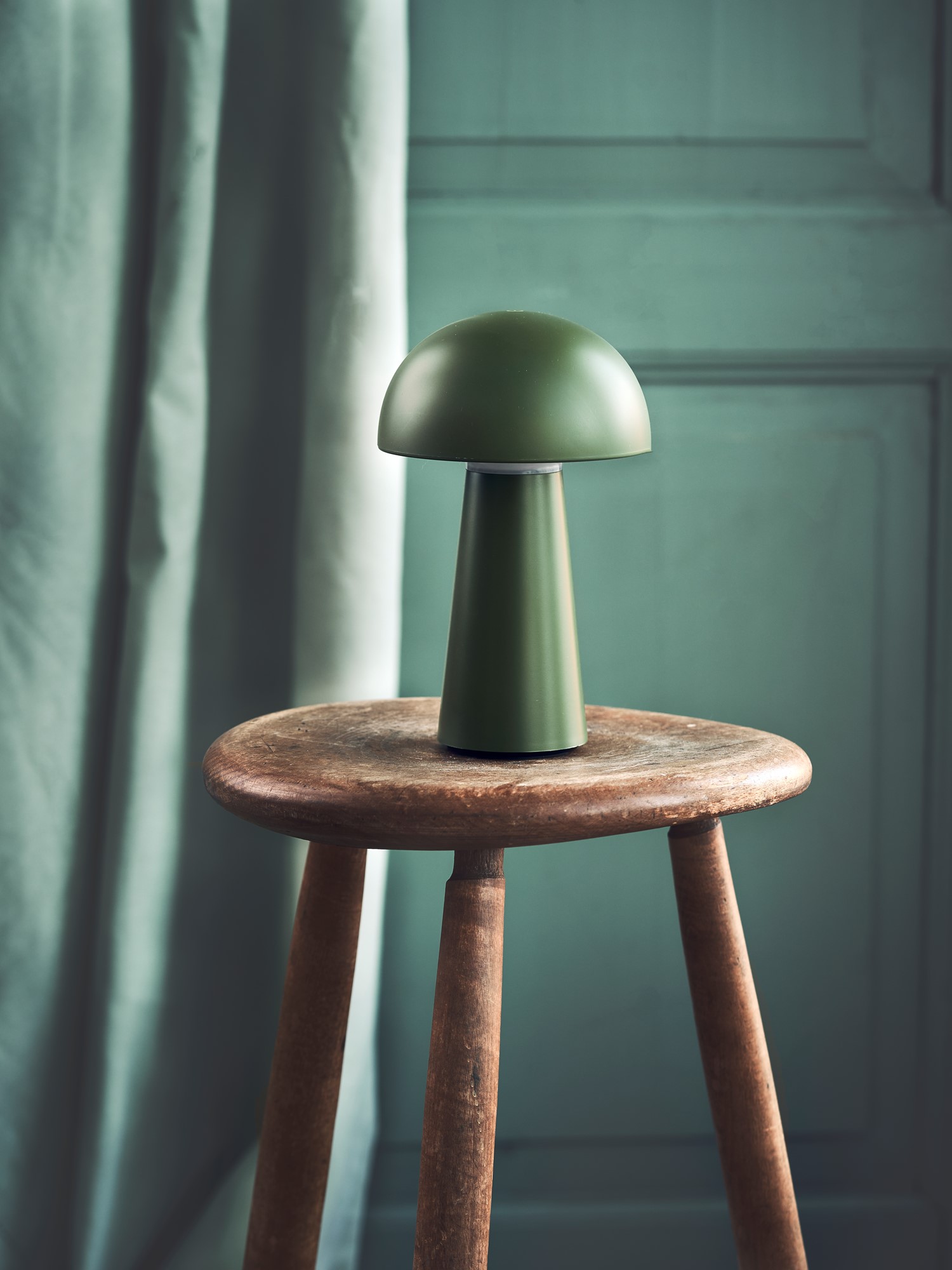 LED-bordlampe | Plastik. Ø13,5 x 21,5 cm. | Moss Green | Nielsen Light