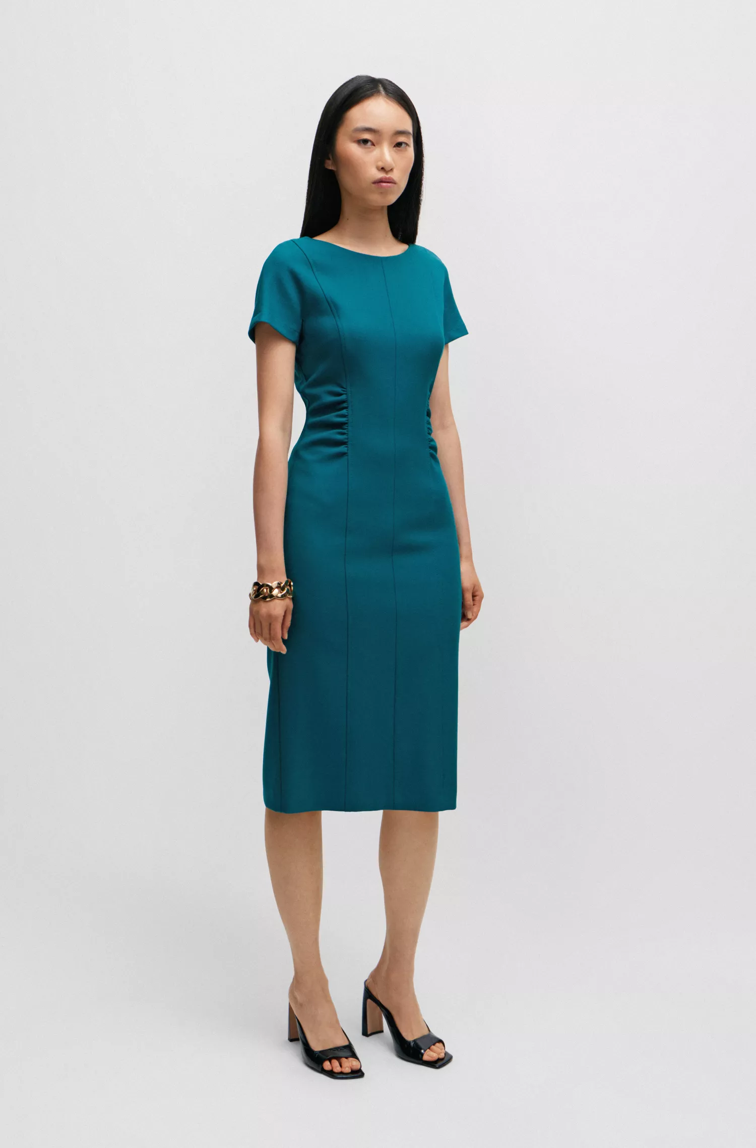 Vestido preto de negócios BOSS com fenda frontal e detalhes franzidos.
