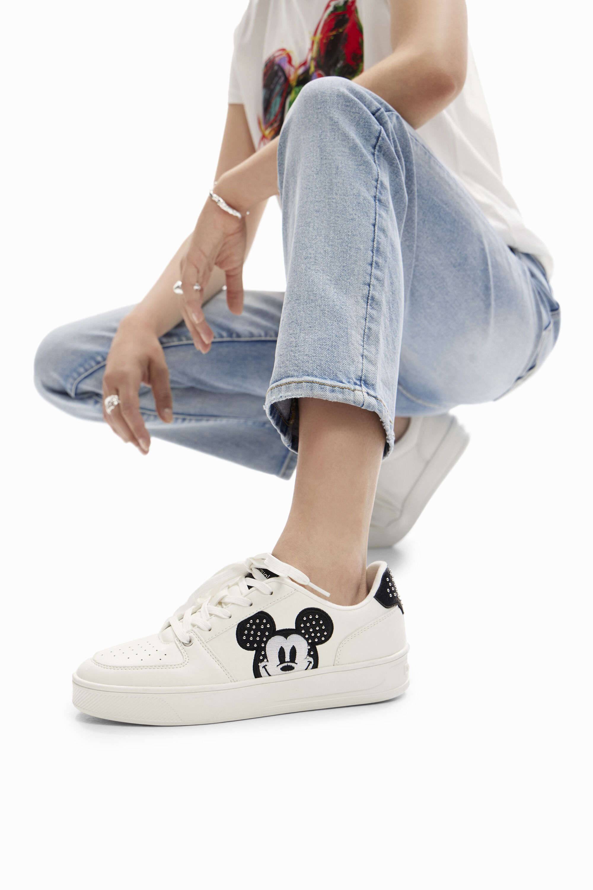 Tênis com tachas do Mickey Mouse