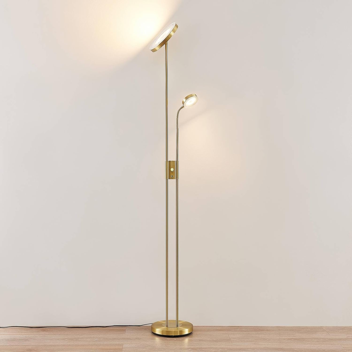 Lindby LED Stehlampe Seppa dimmbar (Modern) in Gold/Messing aus Metall (2 flammig,) - Wohnzimmerlampe Stehleuchte Floor Lamp Deckenfluter Standleuchte Wohnzimmerleuchte