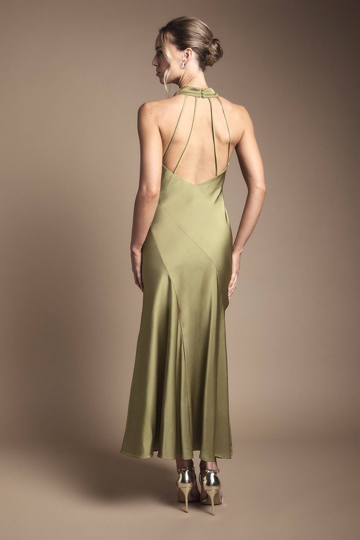 Oasis Robe de Demoiselle d'Honneur Longue en Satin à Col Bénitier et Dos Nu Petite Oasis
