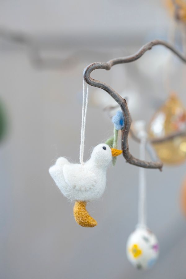 Paashanger gans met bloem, vilt