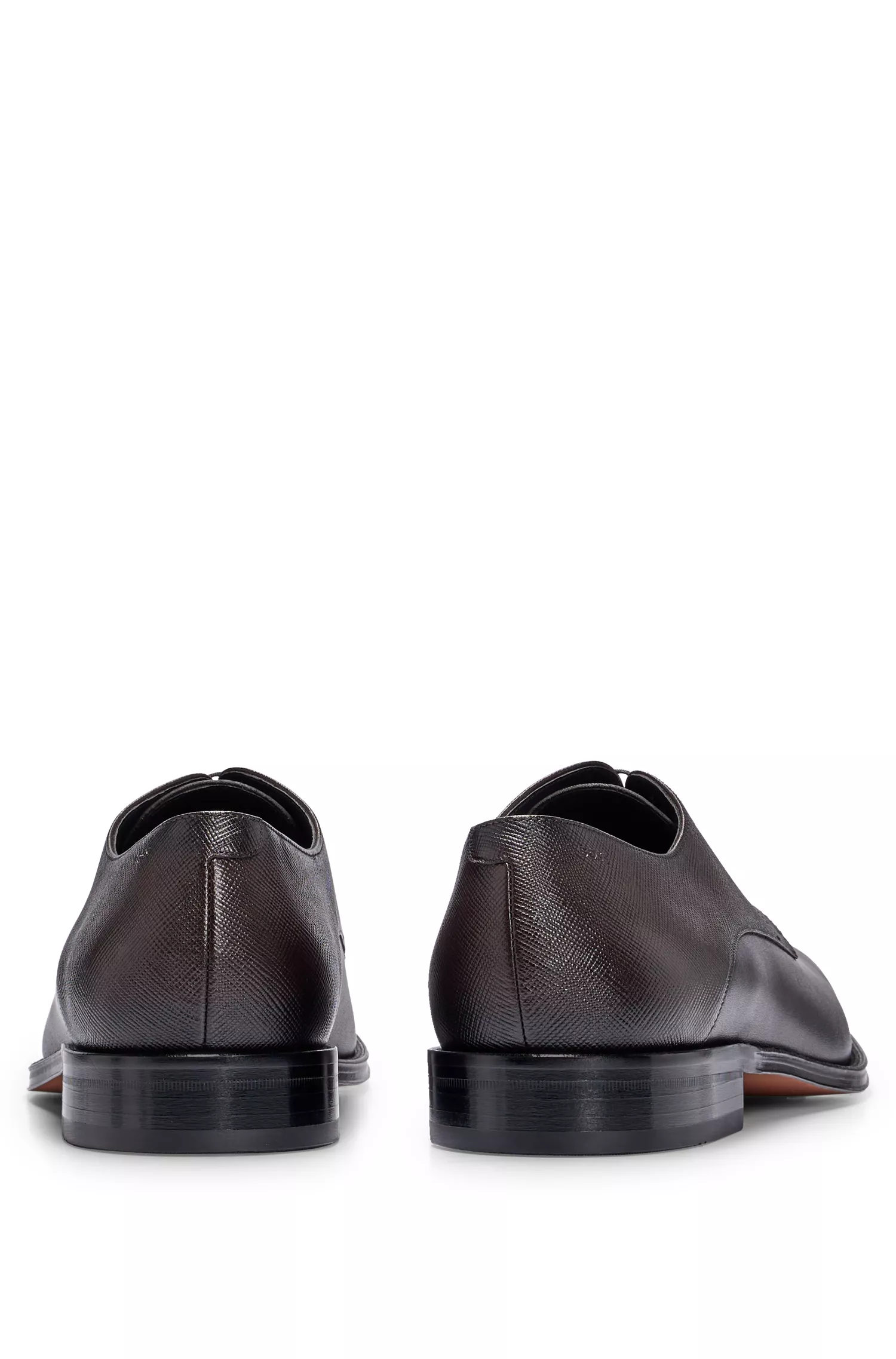 Sapatos Derby BOSS pretos, fabricados na Itália, em couro liso e estampado.
