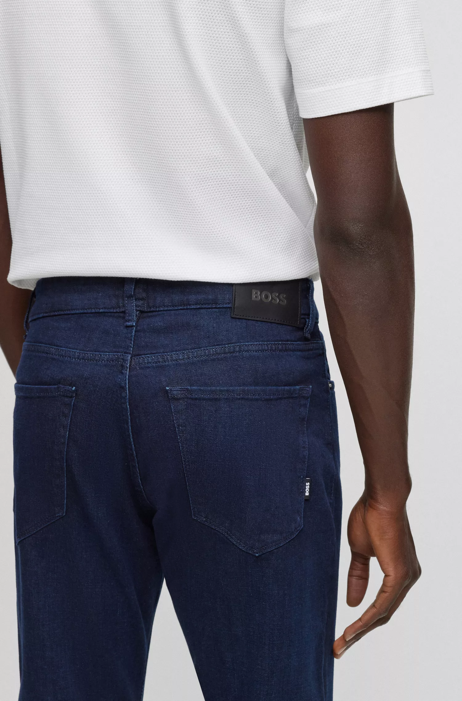 Calça jeans BOSS preta, corte regular, em denim azul-escuro com toque de cashmere.